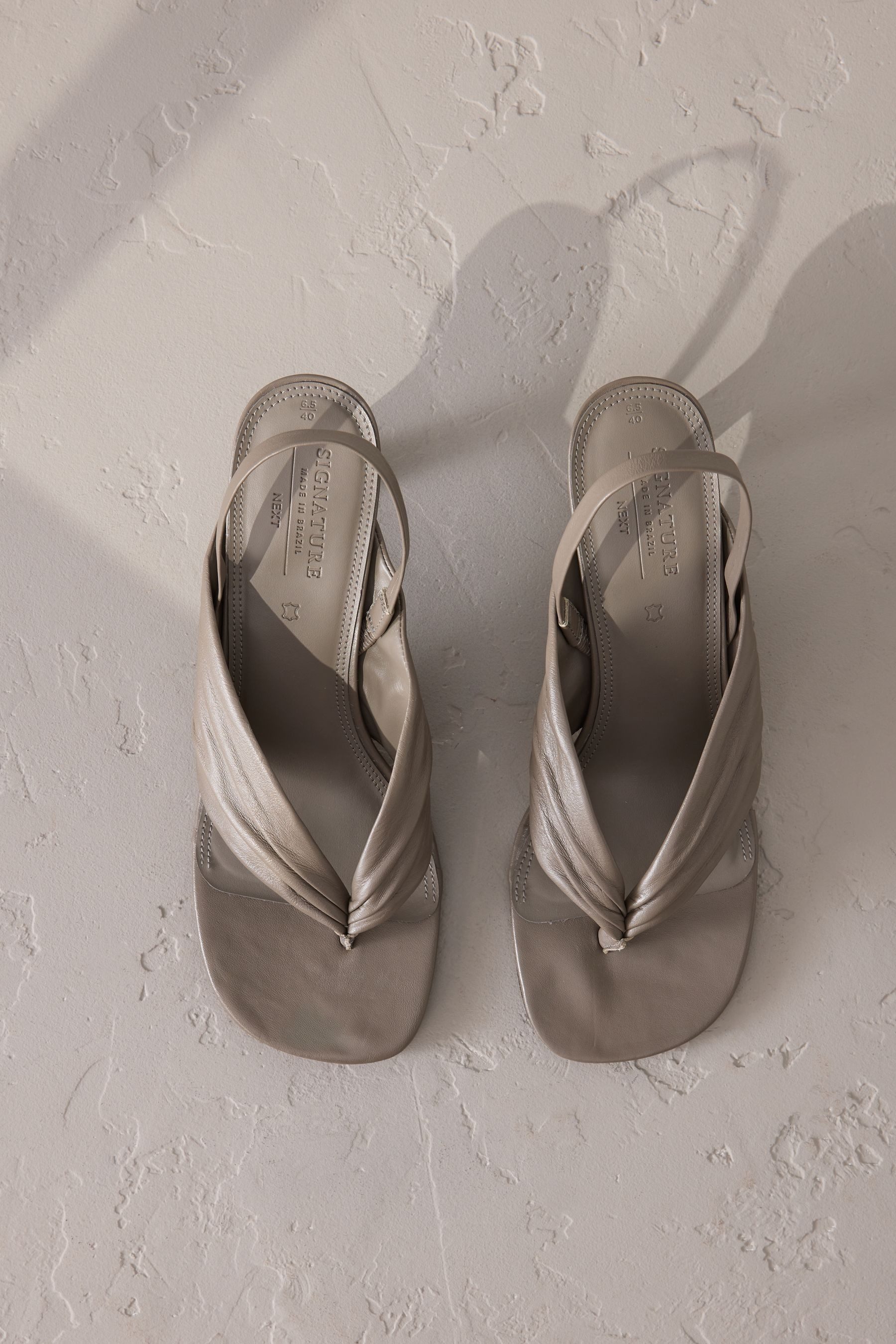 Next Forever Comfort® Zehentrenner mit Absatz aus Leder Slingsandale (1-tlg günstig online kaufen