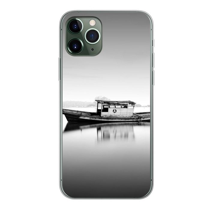 MuchoWow Handyhülle Verlassenes Boot im Wasser schwarz und weiß Handyhülle Apple iPhone 11 Pro Smartphone-Bumper Print Handy