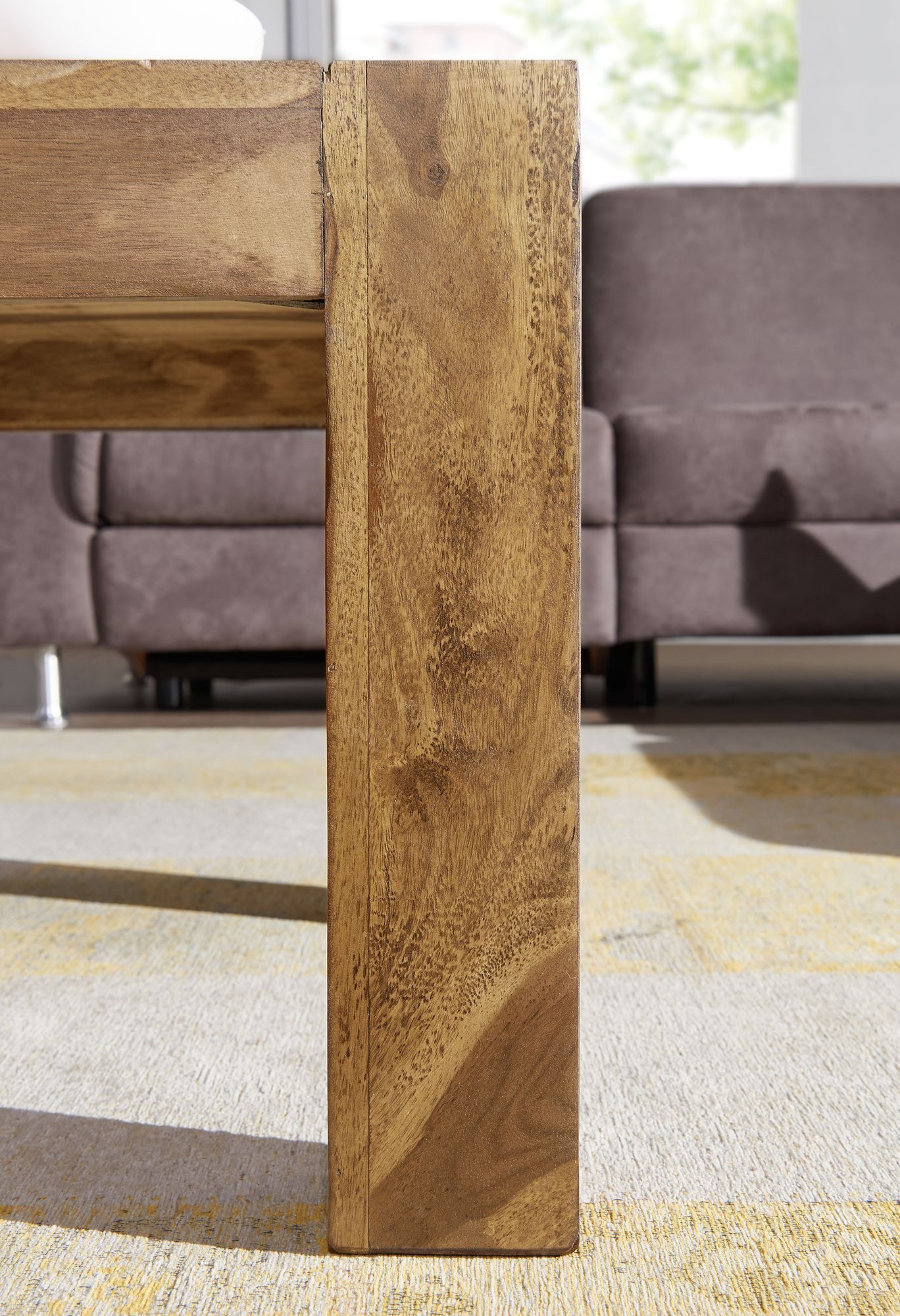 FineBuy Couchtisch Massivholz 110cm · Rechteckiger Wohnzimmertisch aus Echtholz · Handgefertigter Sofatisch im Landhaus Design mit klarer Linienführung – Bild 5 von 5
