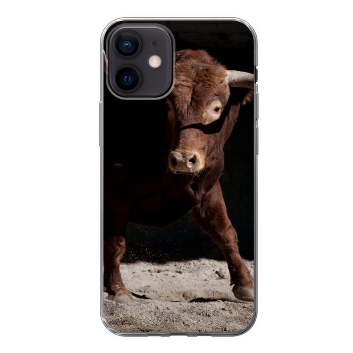 MuchoWow Handyhülle Ein brauner Stier vor schwarzem Hintergrund Handyhülle Apple iPhone 12 Smartphone-Bumper Print Handy