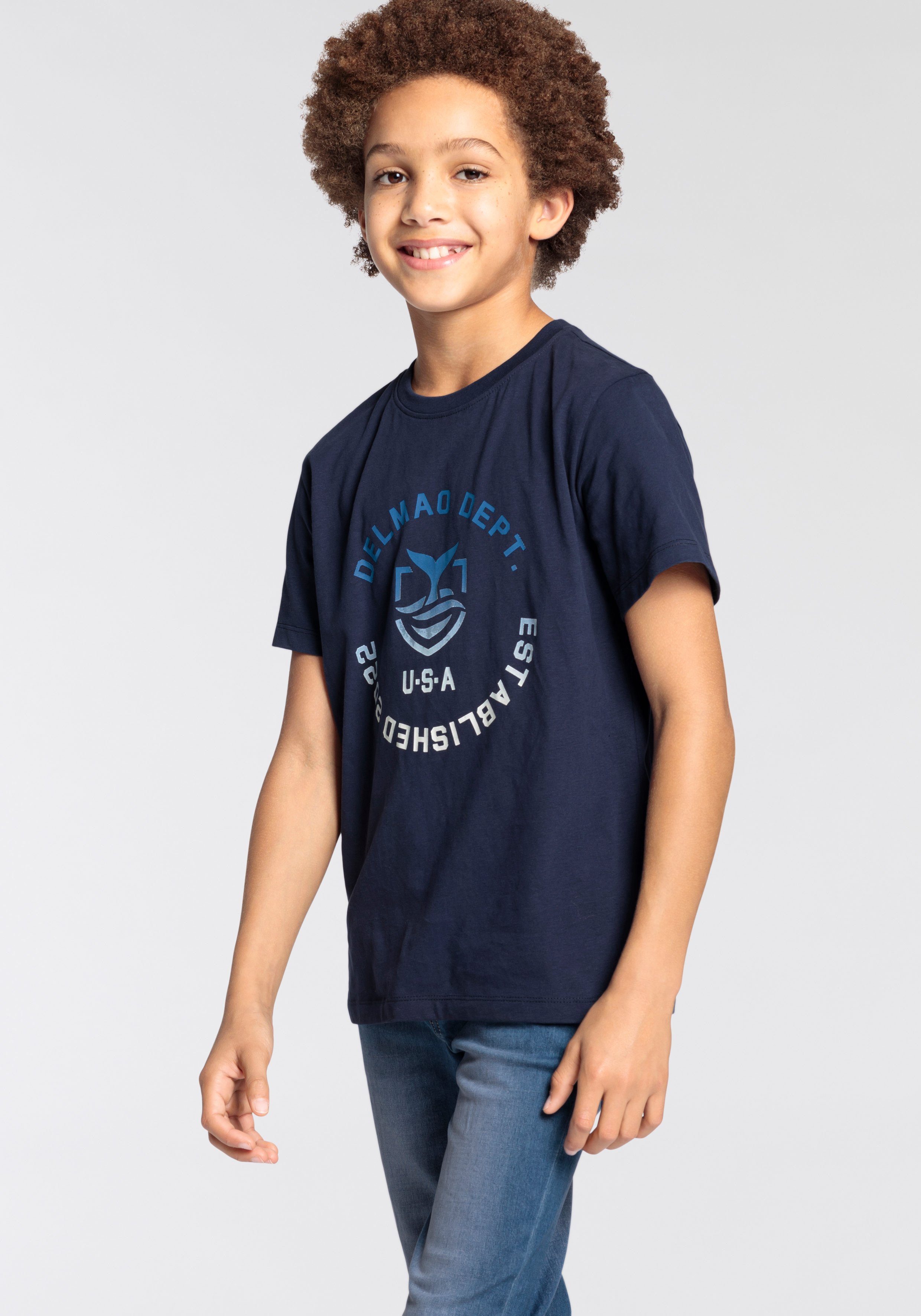 DELMAO T-Shirt für Jungen, mit Logodruck Mit MARKE, vorn Logo-Print. großem NEUE
