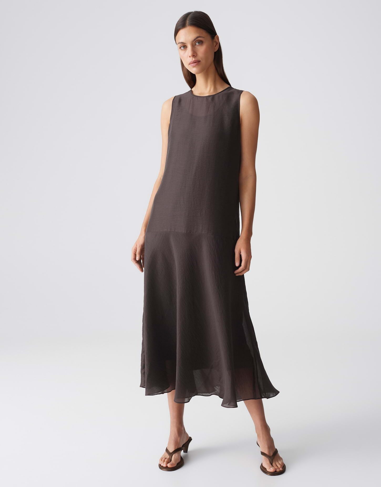 OPUS Sommerkleid Welsa aus leichter Webware mit dezenter Struktur Das Volantdetail bringt Bewegung in die Silhouette