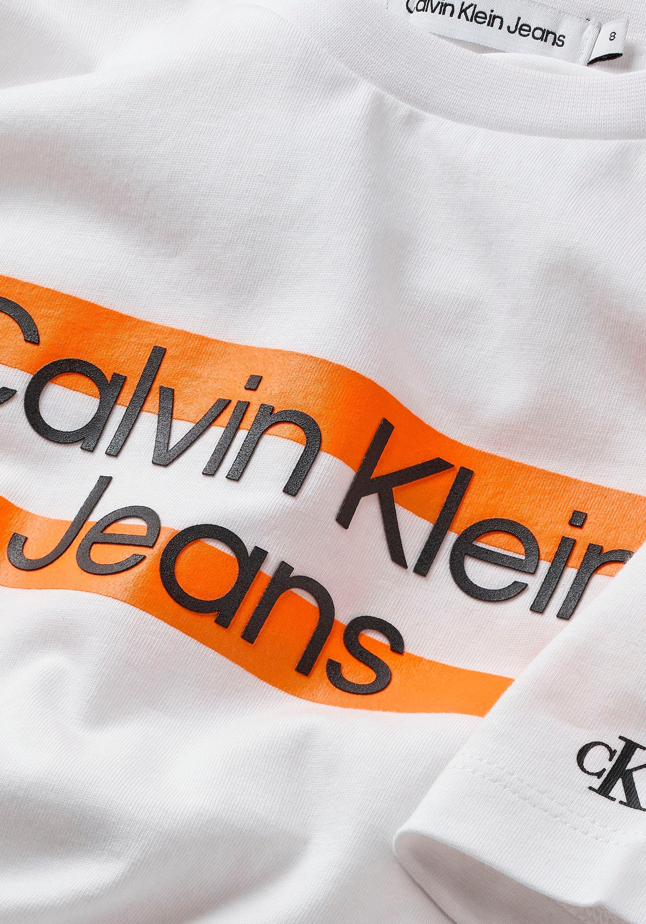 Calvin Klein Jeans Brust Logodruck T-Shirt Calvin Klein auf weiß mit der