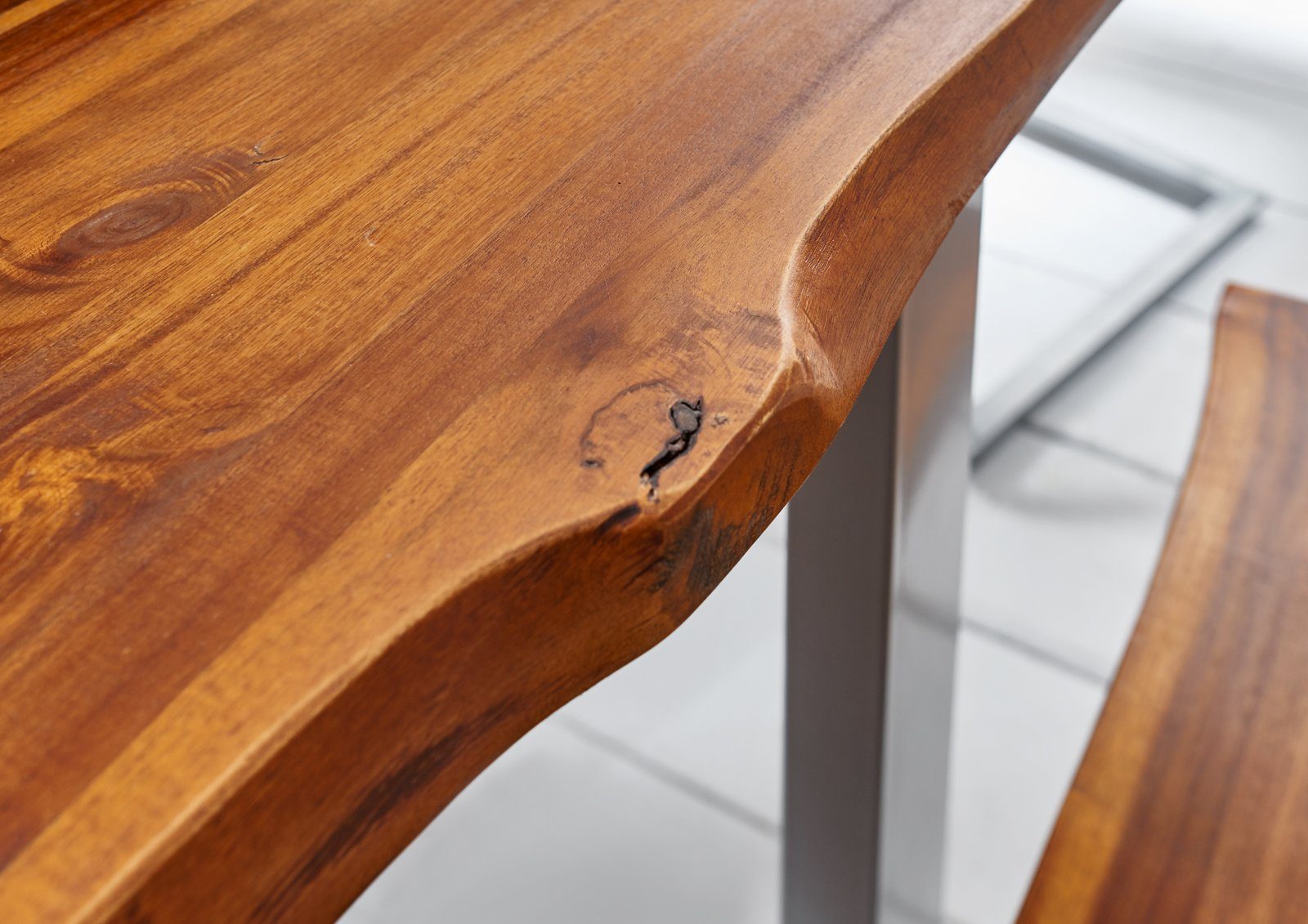 Akazienholz, massives Tischplattenstärke Esra, 26mm cognacfarben, Junado® Baumkantentisch