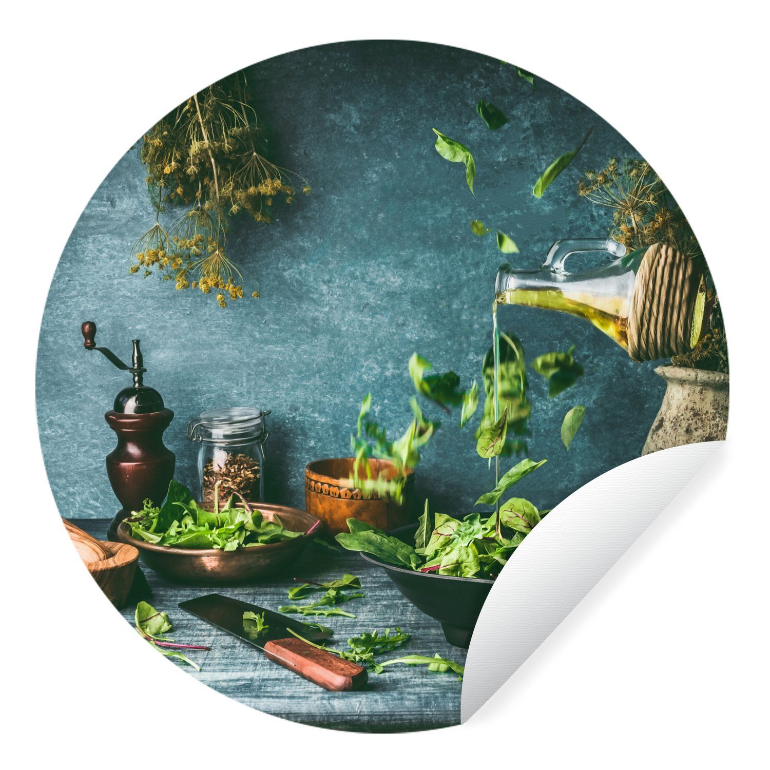MuchoWow Wandsticker Grüner Salat mit Olivenöl auf dem Küchentisch (1 St), Tapetenkreis für Kinderzimmer, Tapetenaufkleber, Rund, Wohnzimmer