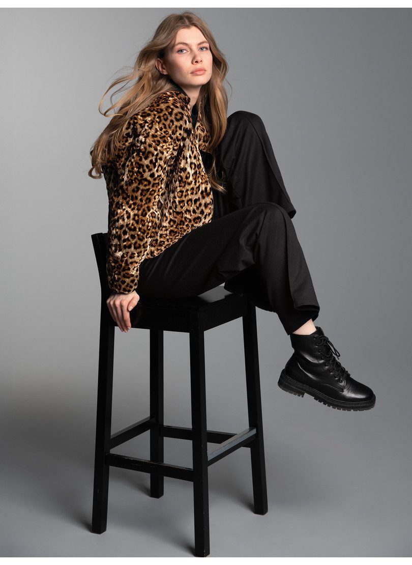 Trigema Sweatjacke TRIGEMA Steppjacke mit Allover-Leo-Print (1-tlg)