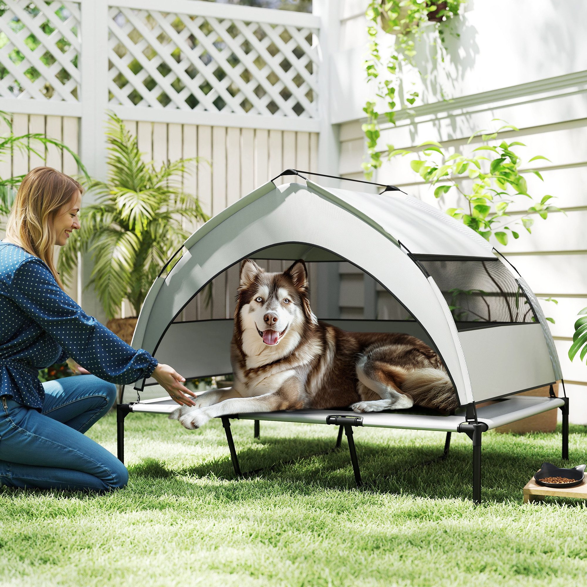PawHut Tierbett Erhöhtes Hundebett mit Dach, Stahlrahmen, Aufbewahrungstasche, Polyester, für extra große Hunde, 122x92x94cm, Hellgrau