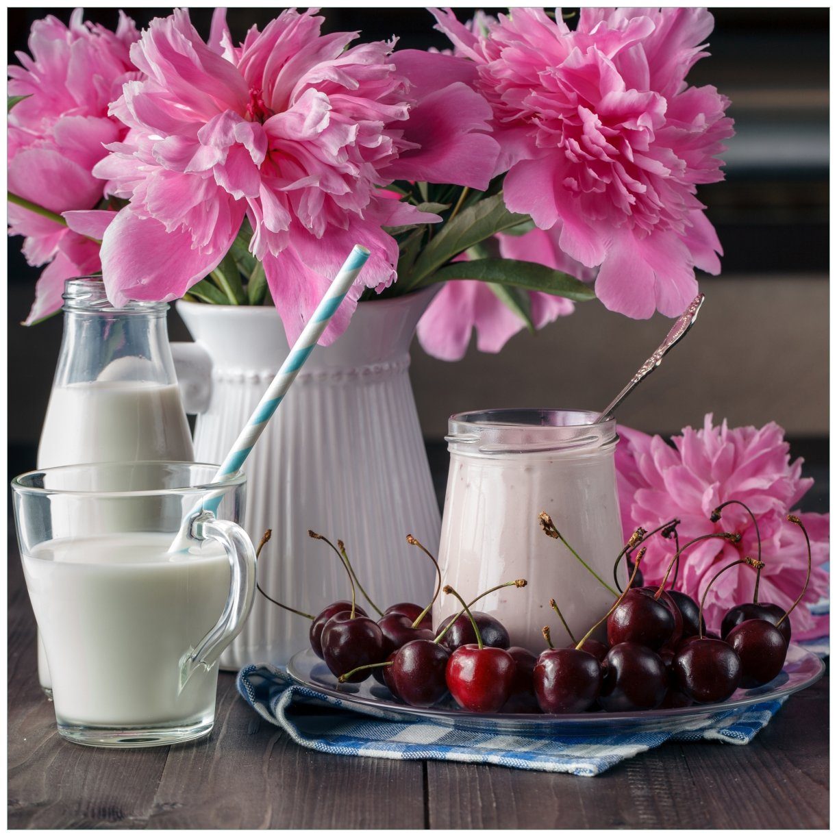 Wallario Tischplatte Milch mit Kirschen zum Frühstück mit rosa Blumenarrangement (1 St), für Ikea Lack Tisch geeignet