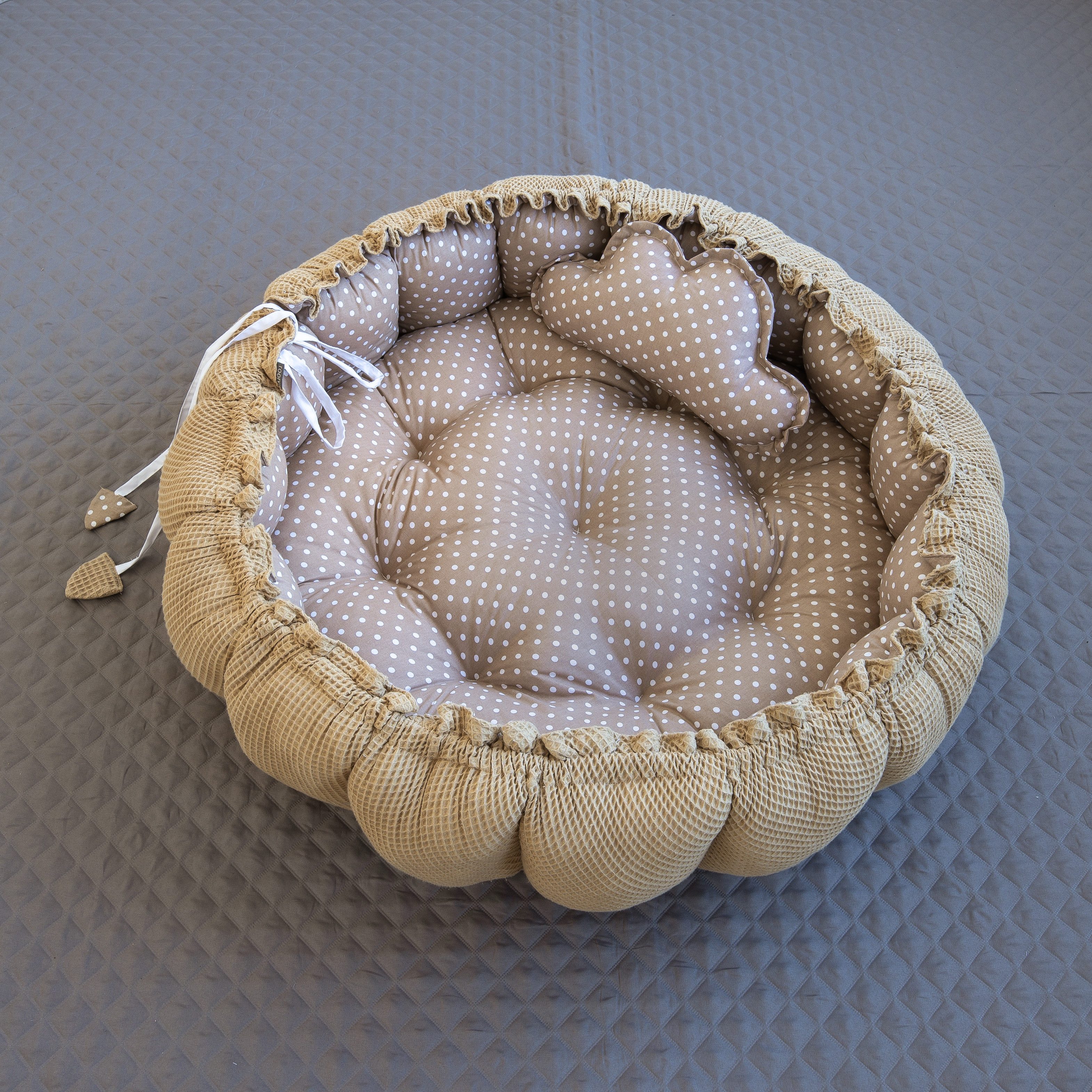 Loolay Bettnestchen Zweiseitig ENGELSNEST XXL Premium WAFFELPIQUE + Decke + Kissen, (XXL Babykokon als Nestchen Ø90cm und als Krabbeldecke Ø155cm + KISSEN + DECKE, 2-tlg., BRAUN Punkte TAUPE Waffel BABYNEST Spielmatte Reisebett Spielunterlage), PREMIUM AUSSTATTUNG - 100% Europäische Baumwolle und Nähen!