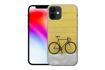 MuchoWow Handyhülle Ein Rennrad vor einem industriellen Hintergrund, Handyhülle Apple iPhone 12, Smartphone-Bumper, Print, Handy