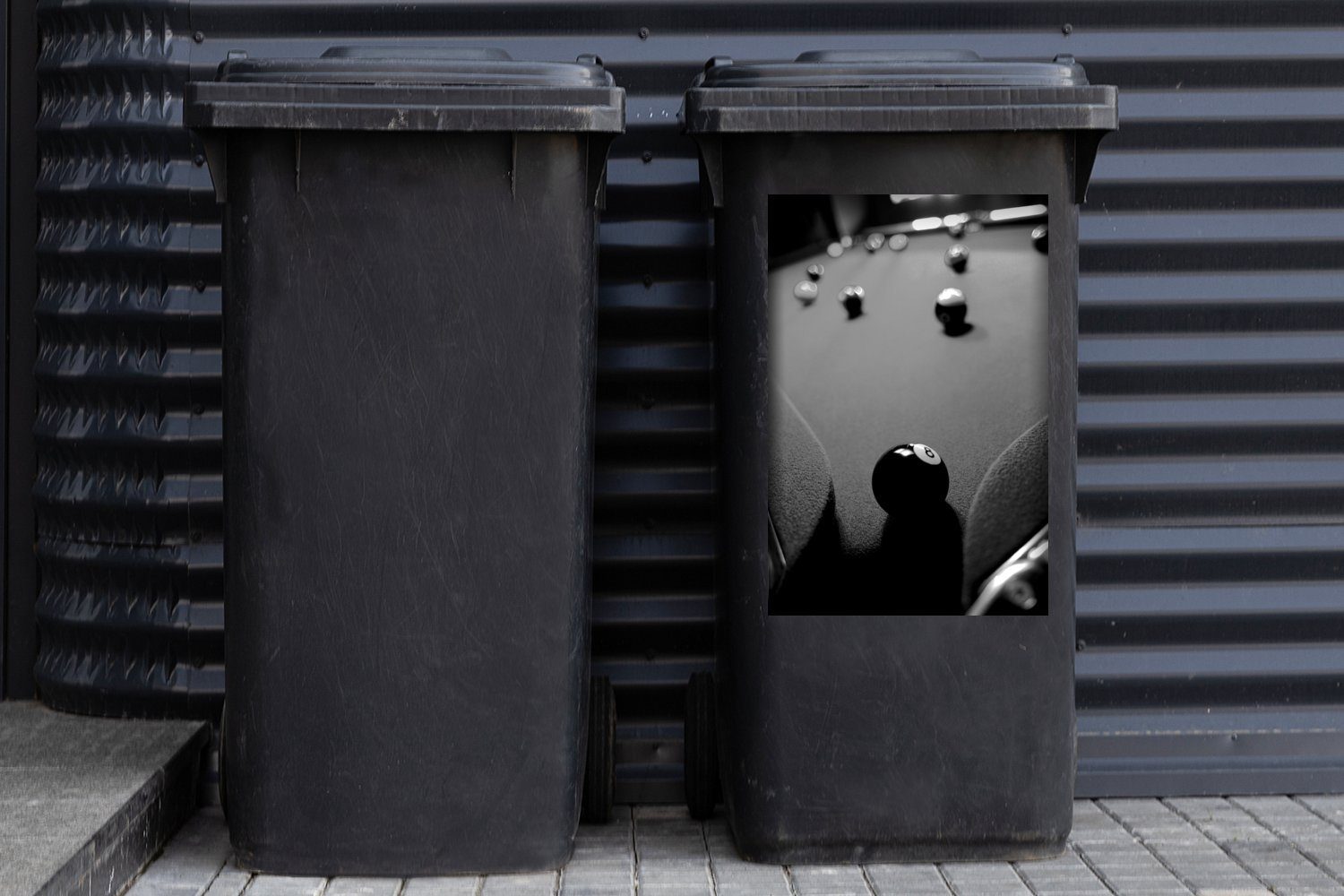 MuchoWow Wandsticker Eine Billardkugel Sticker, schwarz weiß (1 und liegt Abfalbehälter Mülltonne, bereit Mülleimer-aufkleber, Ziehen zum - St), Container