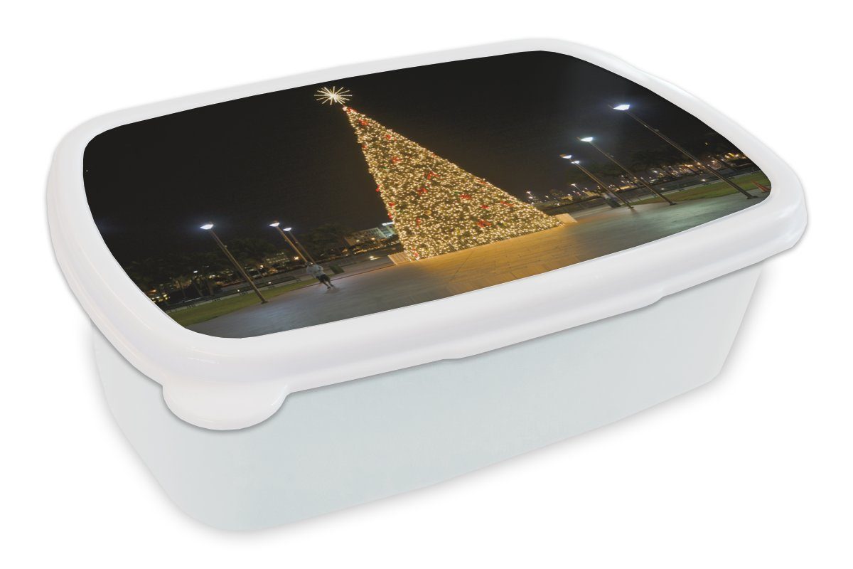 MuchoWow Lunchbox Ein riesiger Weihnachtsbaum in den Vereinigten Staaten, Kunststoff, (2-tlg), Brotbox für Kinder und Erwachsene, Brotdose, für Jungs und Mädchen weiß