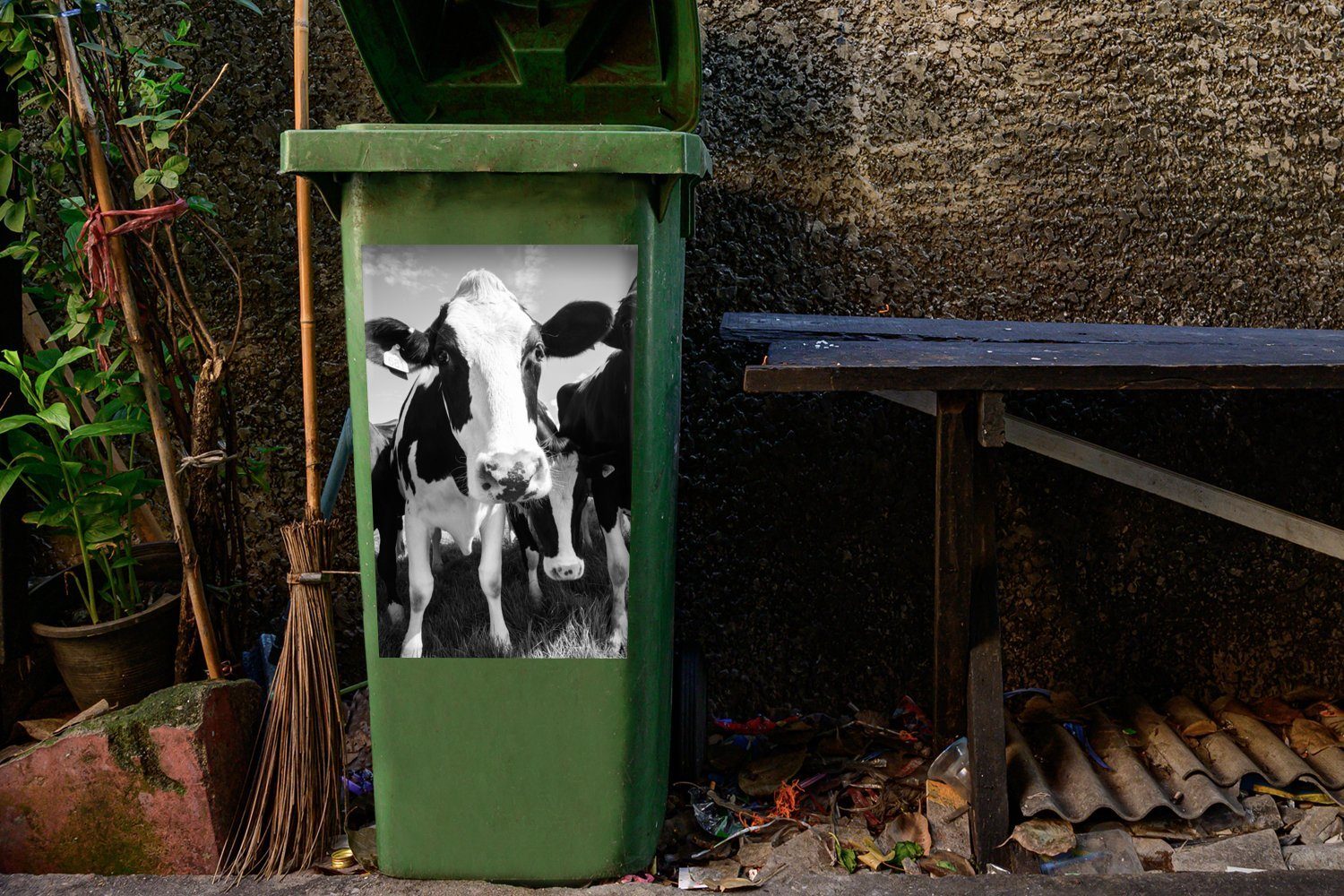MuchoWow Wandsticker Kuhherde auf St), Mülleimer-aufkleber, Mülltonne, (1 Container, einer Wiese Sticker, Abfalbehälter