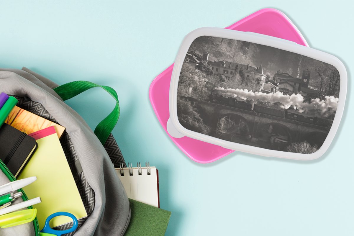 Erwachsene, (2-tlg), MuchoWow Kinder, Kunststoff Kunststoff, für einer auf Lunchbox Brücke, Snackbox, eines rosa Brotdose Schwarz-Weiß-Fotografie Dampfzuges Brotbox Mädchen,
