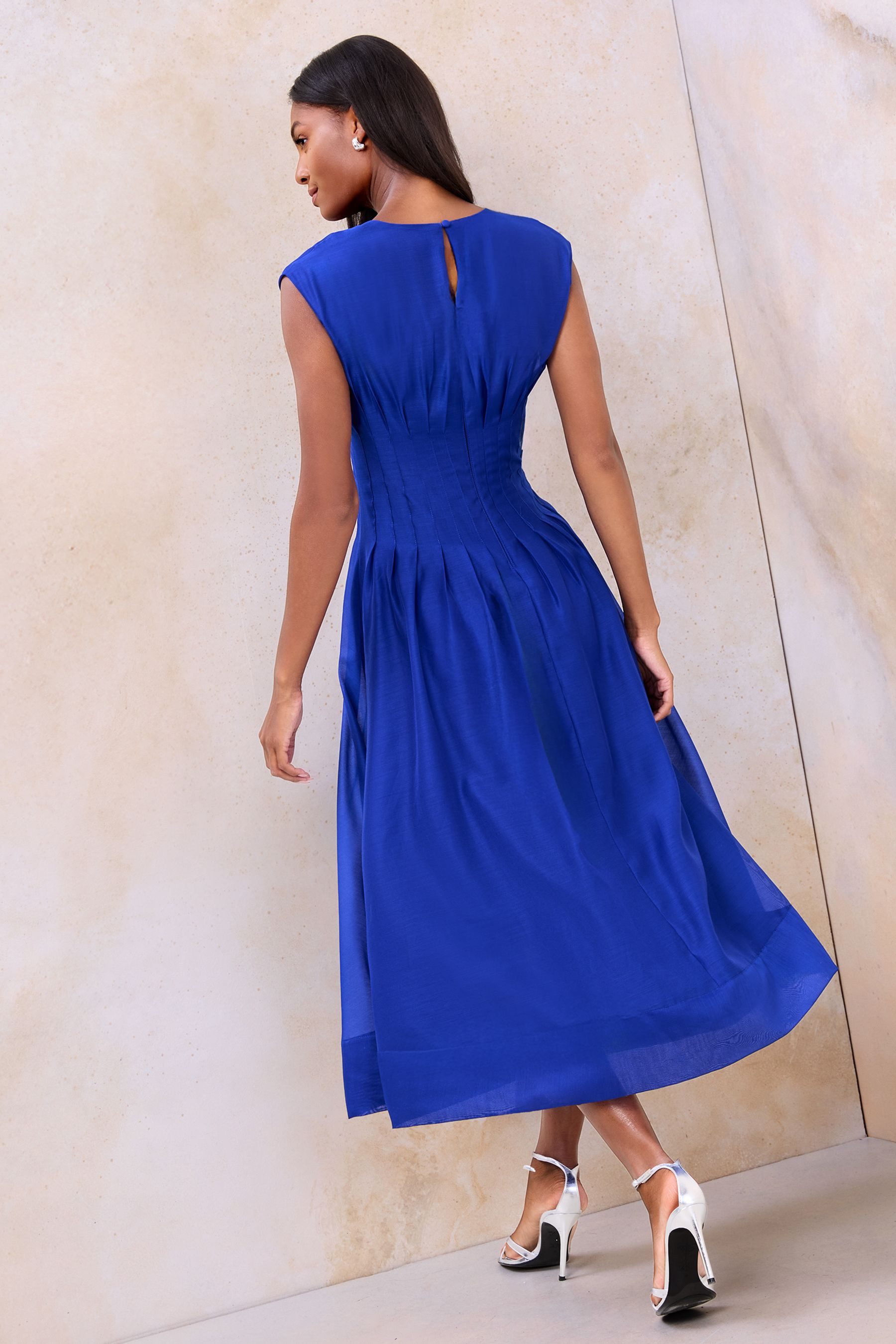 LIPSY Maxikleid Lipsy tailliertes Maxikleid, V-Ausschnitt, Regular (1-tlg)