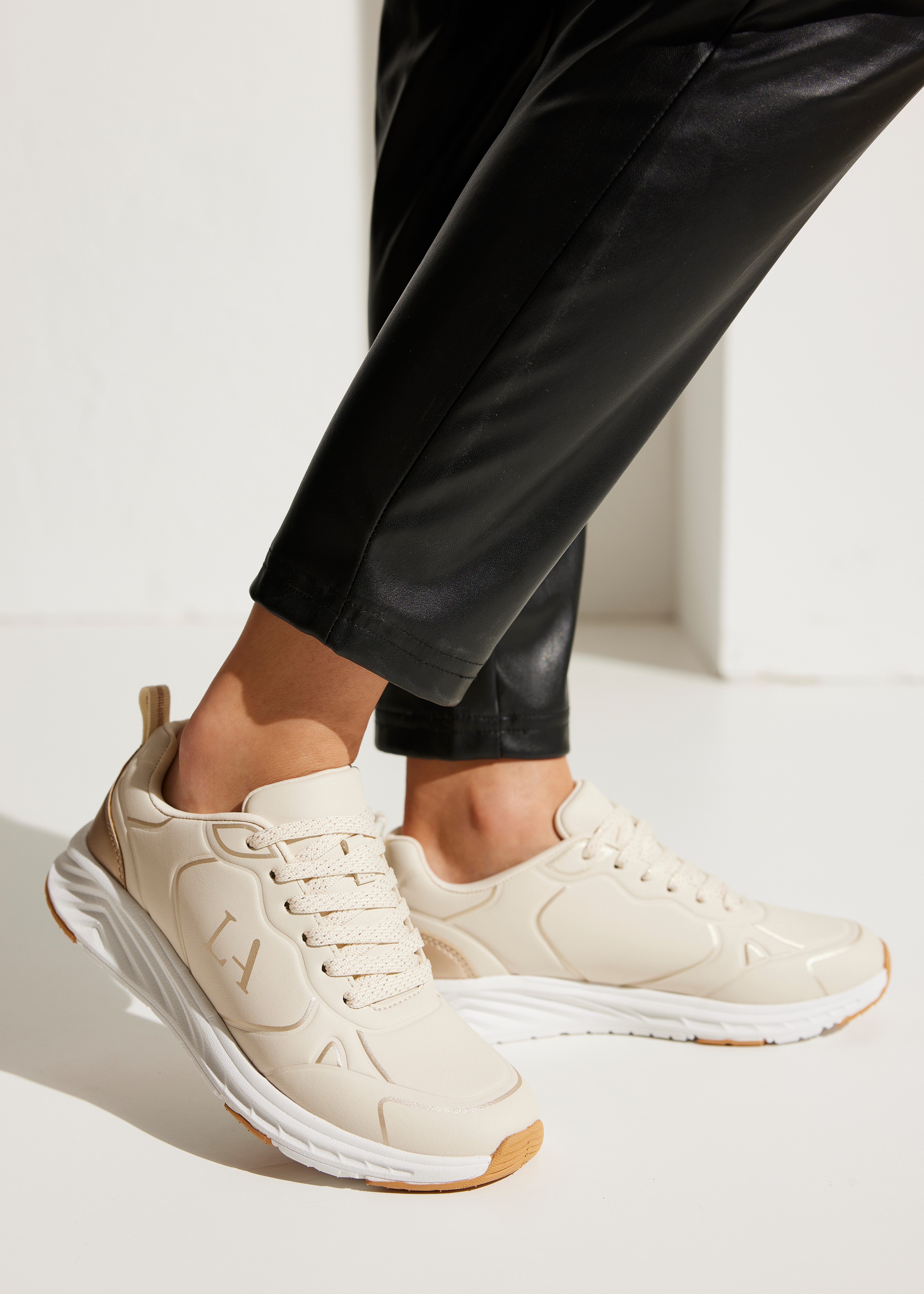 LASCANA Freizeitschuh, Schnürschuh Sneaker mit Farbakzenten günstig online kaufen