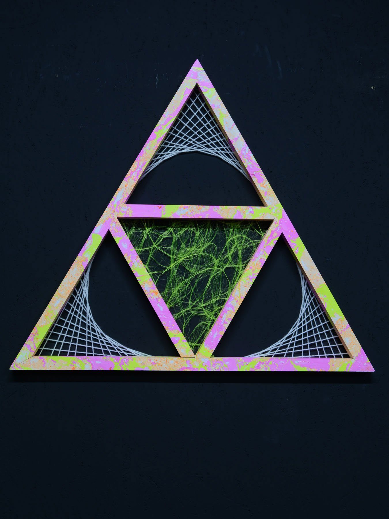 PSYWORK Dekoobjekt Schwarzlicht StringArt Dreieck-Mind Change "Pink Lady Triangle" 65cm, UV-aktiv, leuchtet unter Schwarzlicht