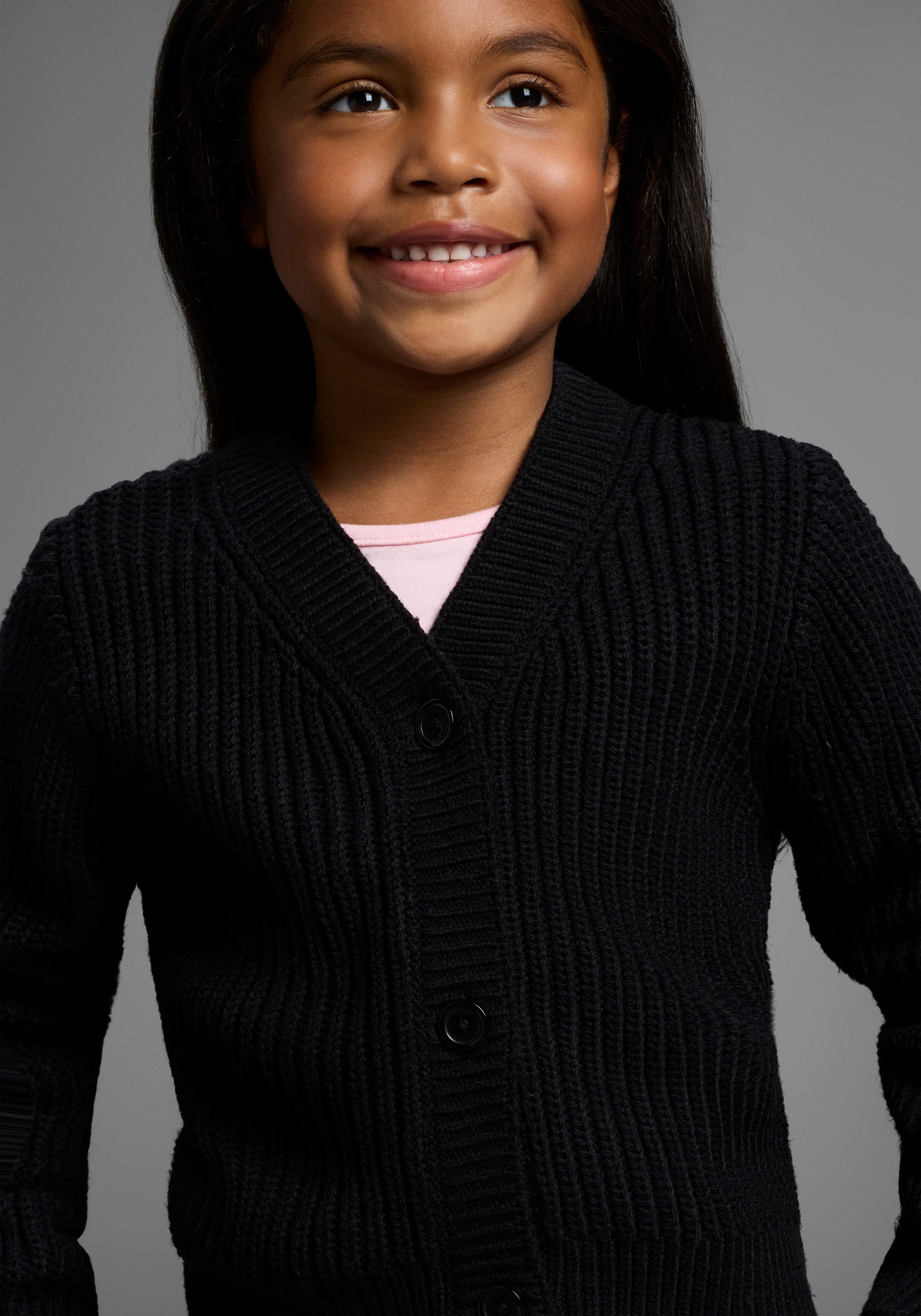 KIDSWORLD Strickjacke Strickjacke Basic-Style Strickjacke, toll zu allem zu kombinieren
