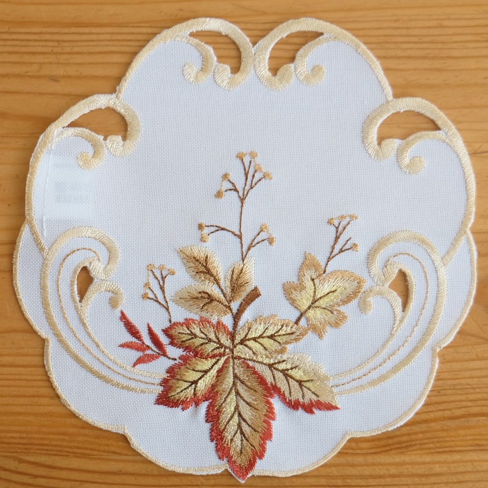 matches21 HOME & HOBBY Tischdecke Deckchen Blätter bunt Herbstlaub Stick Ø 20 cm beige (1-tlg)