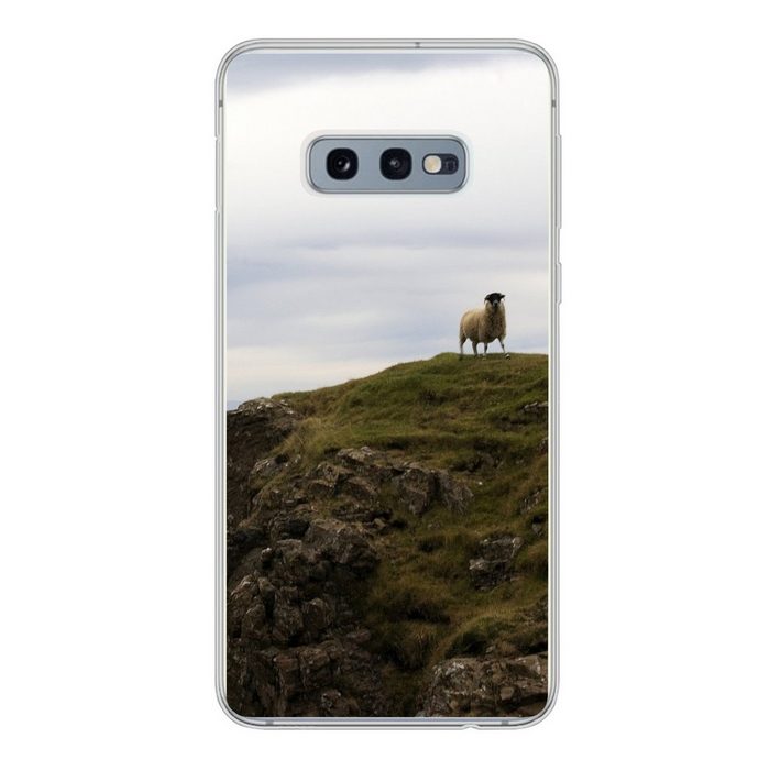 MuchoWow Handyhülle Schafe auf Skye Phone Case Handyhülle Samsung Galaxy S10e Silikon Schutzhülle