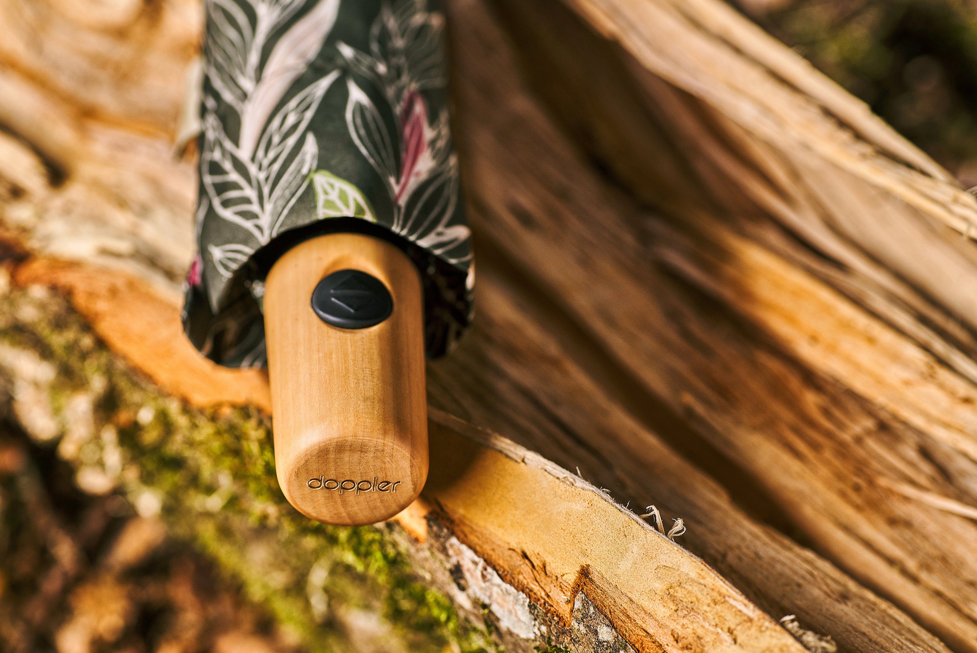 doppler® Taschenregenschirm nature Magic, intention aus olive, - mit weltweit schützt recyceltem Wald aus FSC®- Griff Material