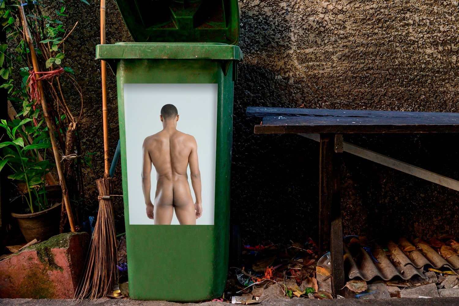 Wandsticker (1 Sticker, Mülleimer-aufkleber, MuchoWow eines St), Abfalbehälter Container, Mülltonne, Mannes Rückansicht farbigen