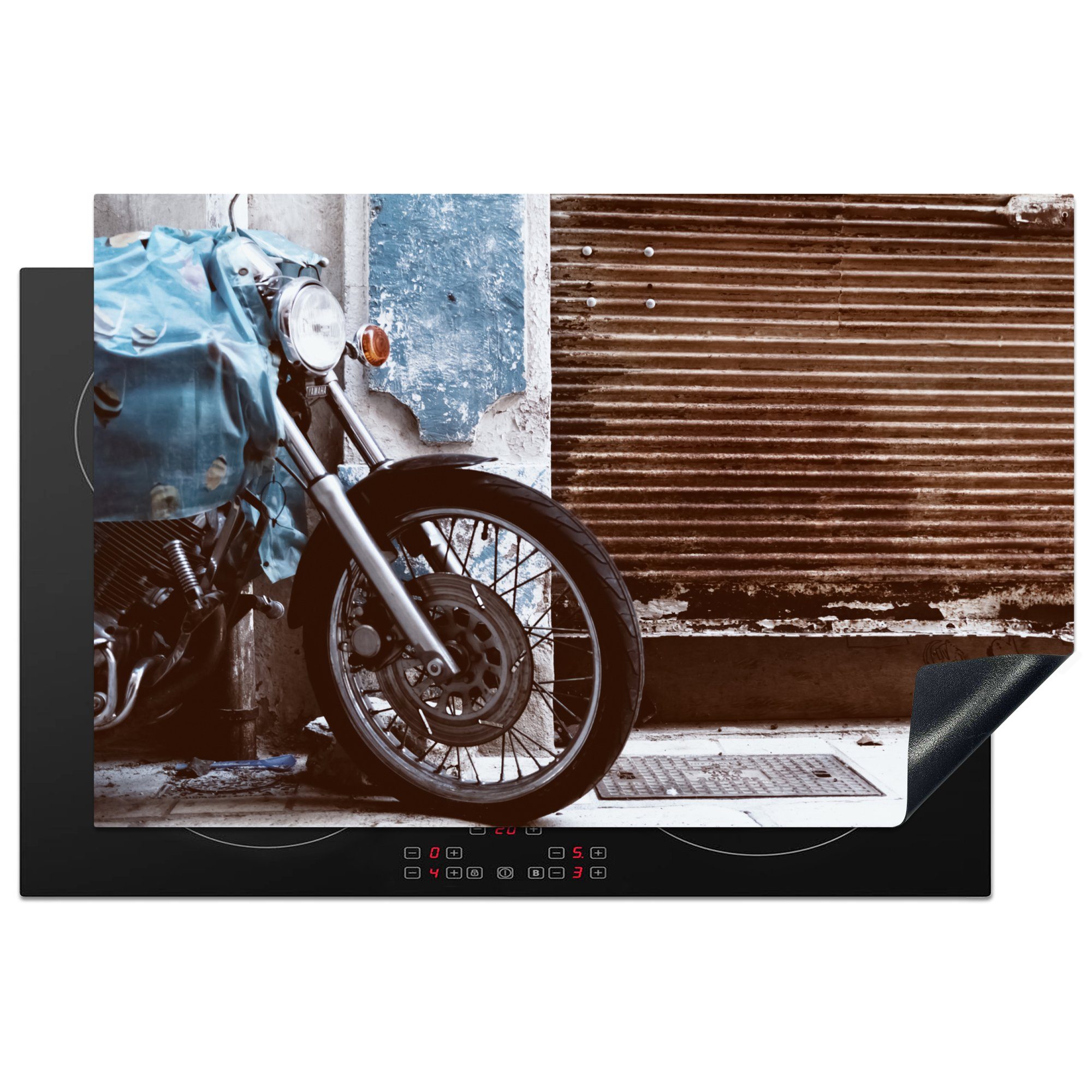 MuchoWow Herdblende-/Abdeckplatte Ein geparktes Motorrad mit einem rostigen Garagentor, Vinyl, (1 tlg), 81x52 cm, Induktionskochfeld Schutz für die küche, Ceranfeldabdeckung