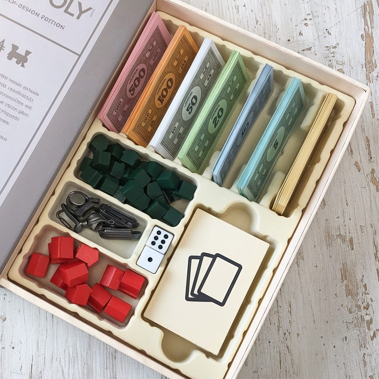 Gomazing Spiel Vintage Buch-Design Edition, Brettspiel, mit Holzhäusern und Metallfiguren