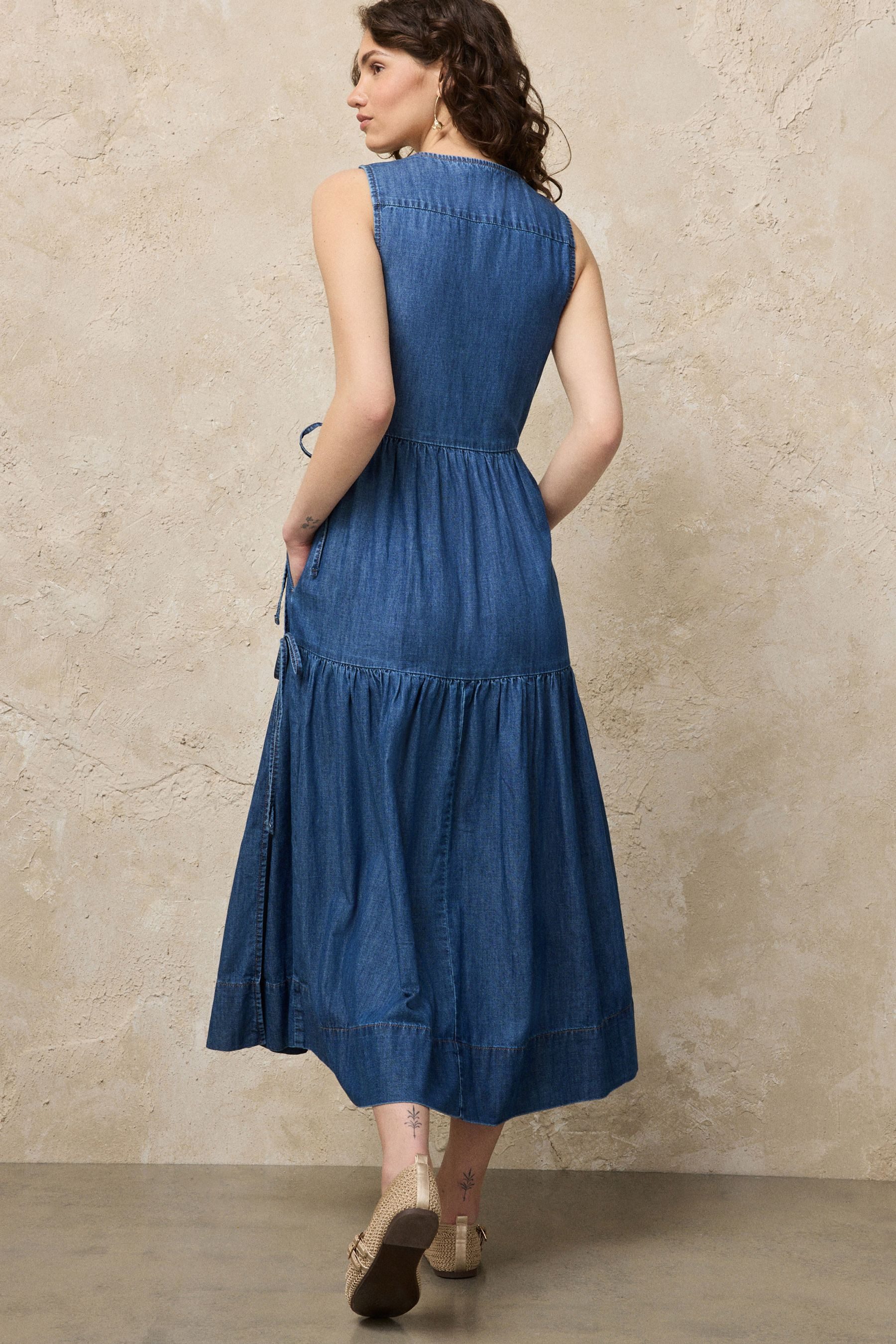 Next Jeanskleid Gestuftes Wickel-Maxikleid aus Denim (1-tlg) günstig online kaufen