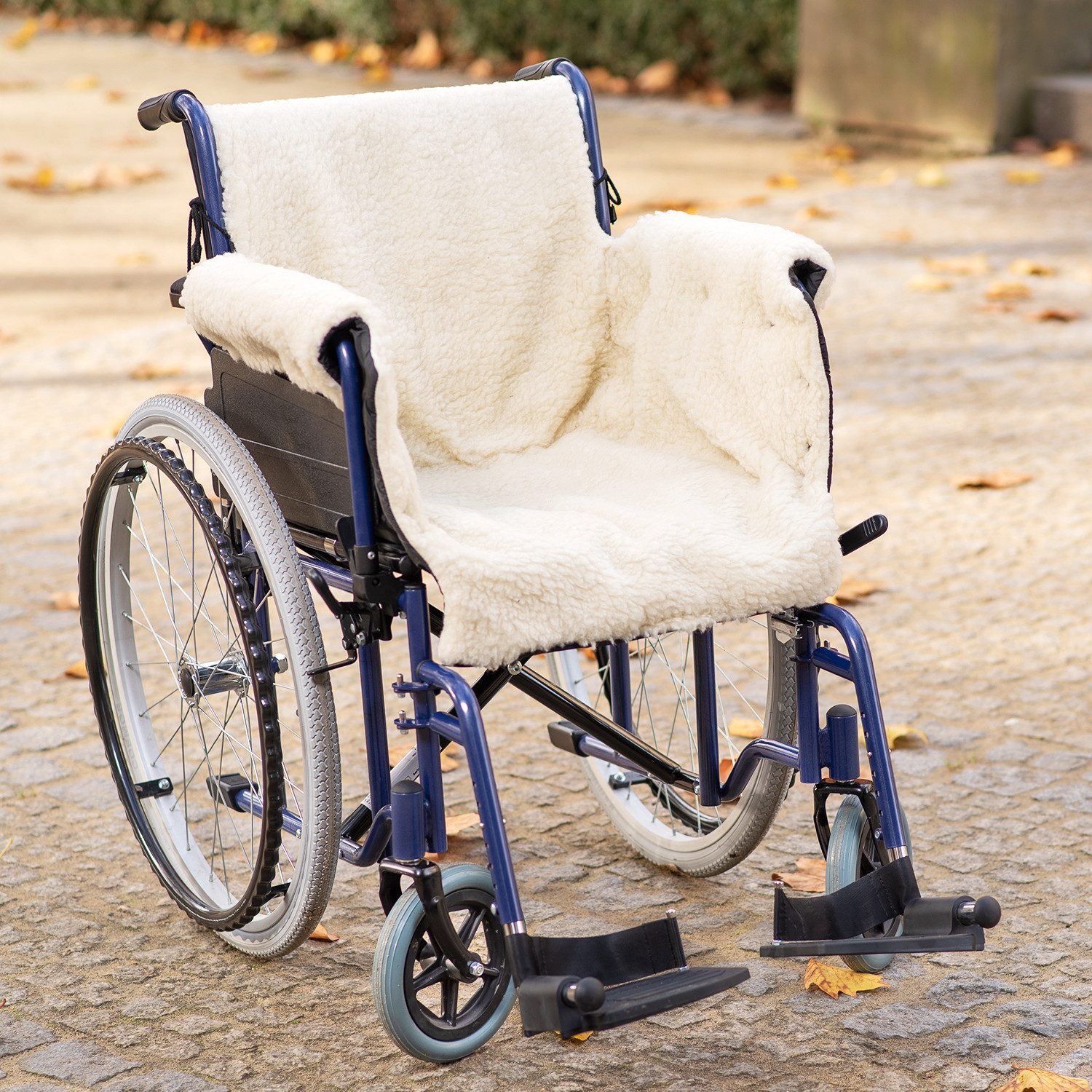 novely® Fußsack KARLO PRO Rollstuhl-Fußsack Lammwolle/Polyester für Rollstühle mit Arm, Wetterfest; Thermo-warm und Ultraweich