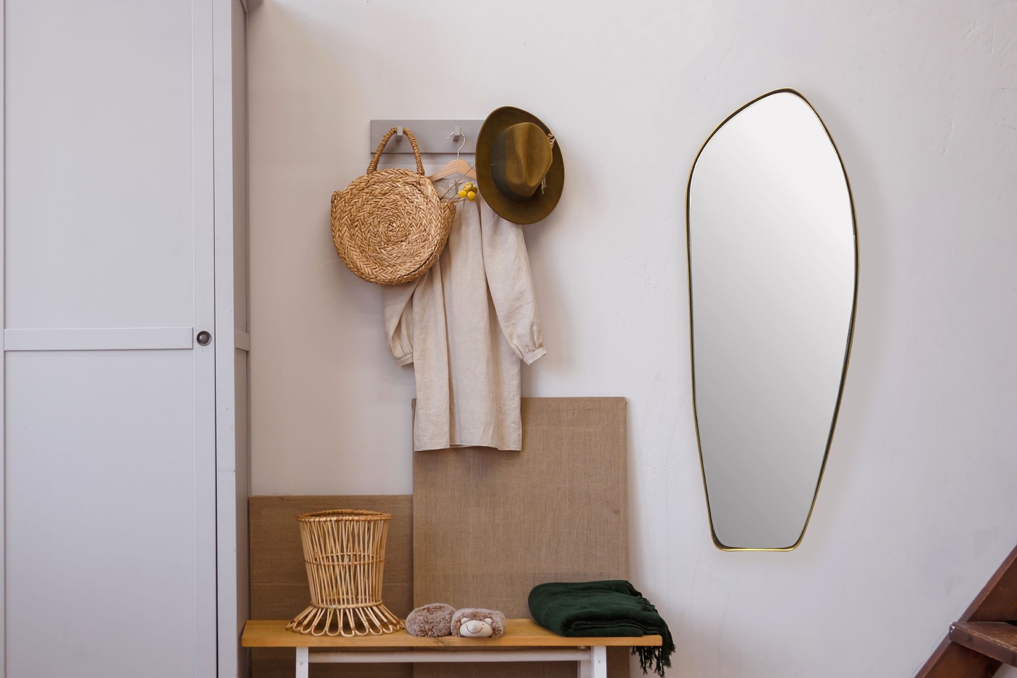 FINEBUY Wandspiegel Design organische Form 90 cm moderner Spiegel asymmetrisch FB102504 (Asymmetrisch 33x90 cm, Dekospiegel Wand Unförmig), Hängespiegel Modern, Flurspiegel Garderobenspiegel