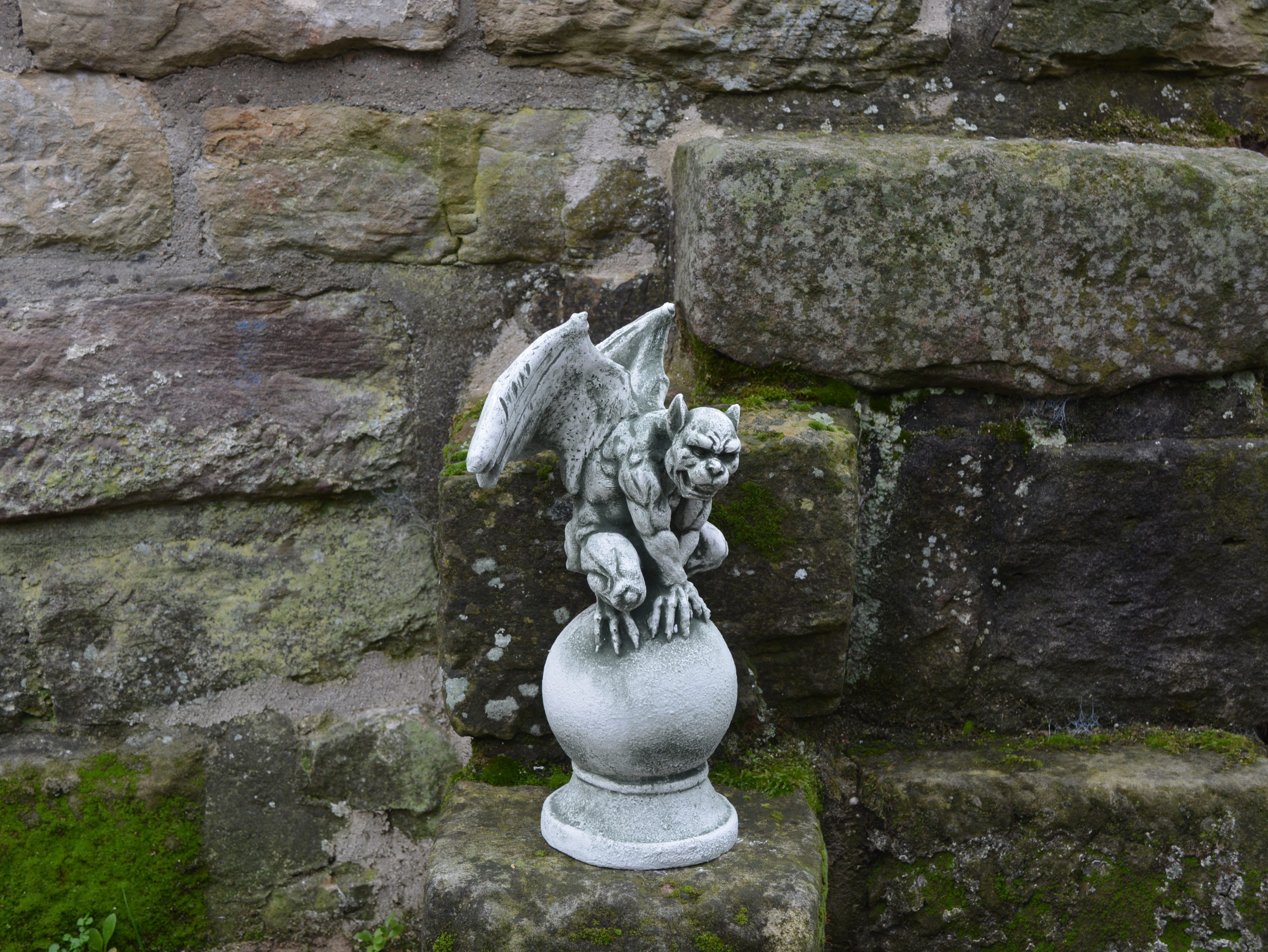 gartendekoparadies.de Gartenfigur Gargoyle Drachen auf Kugel, Steinfigur, H. 37 cm, 6 kg, Frostsicher