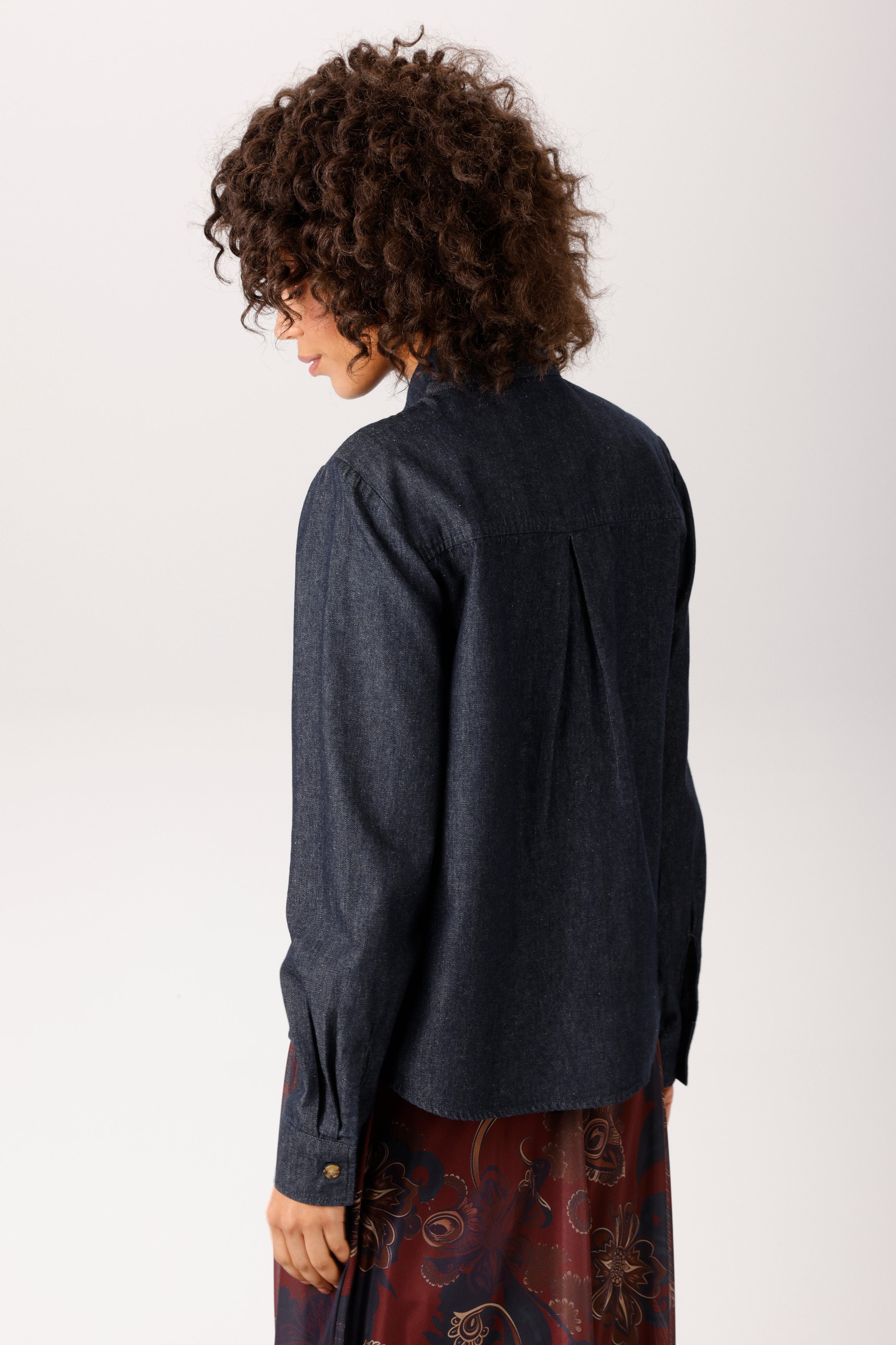 Aniston CASUAL Jeansbluse mit kleiner Schluppe am Rundhals-Ausschnitt - NEUE KOLLEKTION – Bild 2 von 5