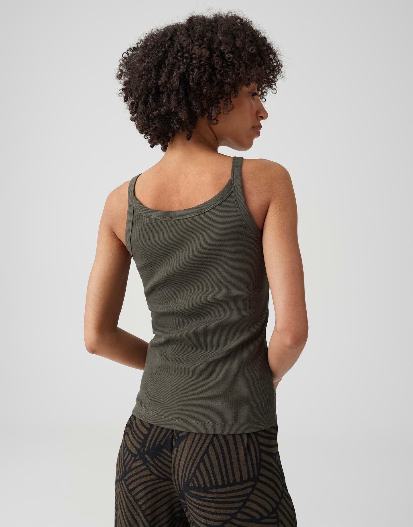 OPUS Kurzarmshirt Izli aus weichem Jersey mit Stretchkomfort Das Trägerdetail unterstreicht den sommerlichen Look