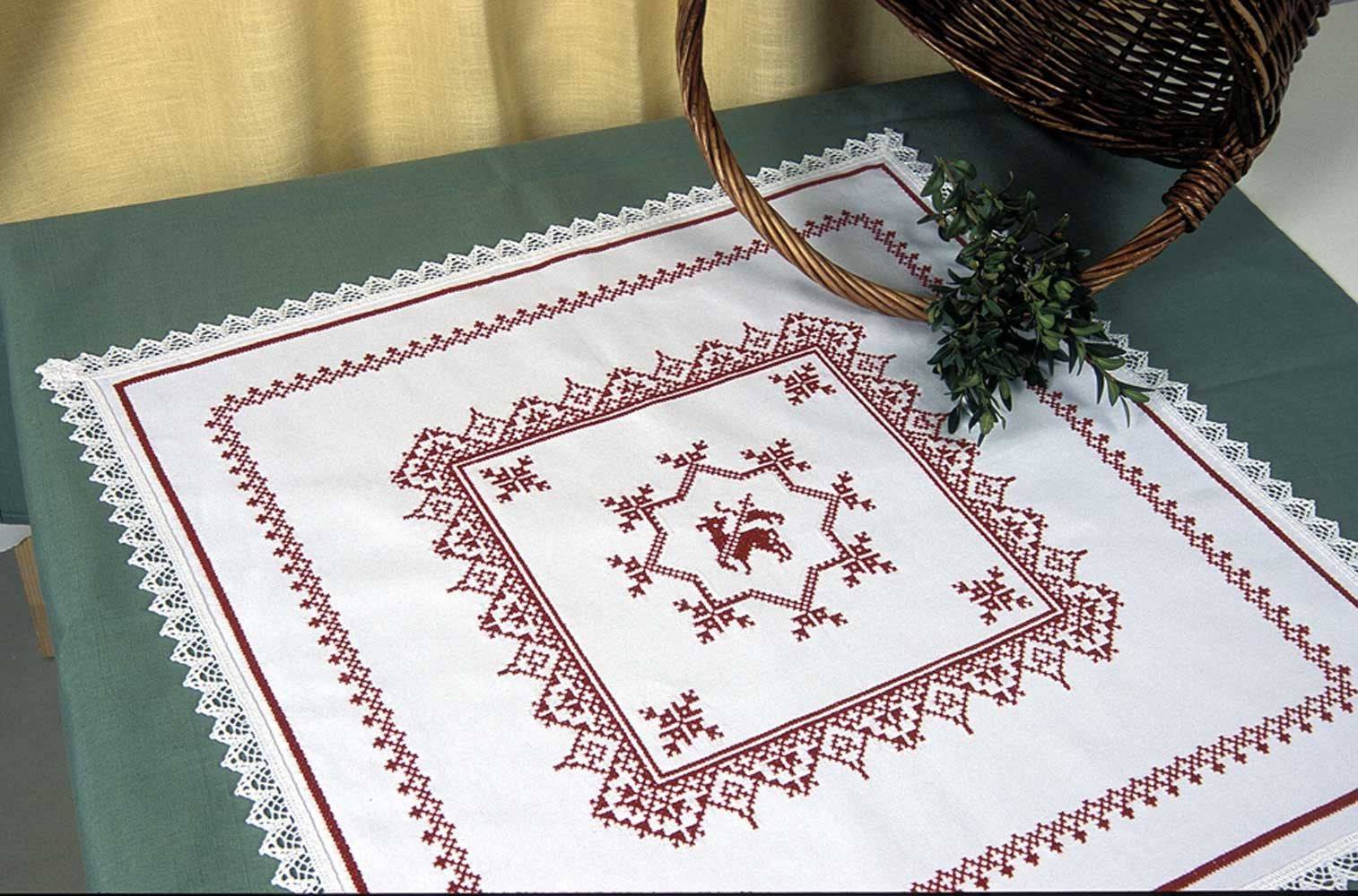 Hofer Kreativset Weihkorbdecke „Erle“ – 100% Baumwolle mit eingewebtem Stickmuster, (embroidery kit by Marussia)