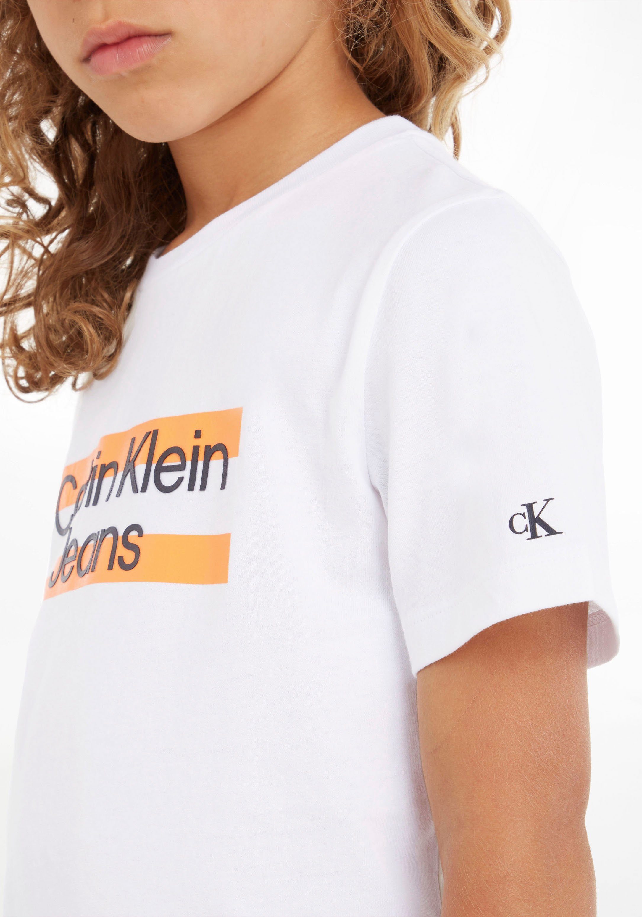 Calvin Klein Jeans Brust Logodruck T-Shirt Calvin Klein auf weiß mit der