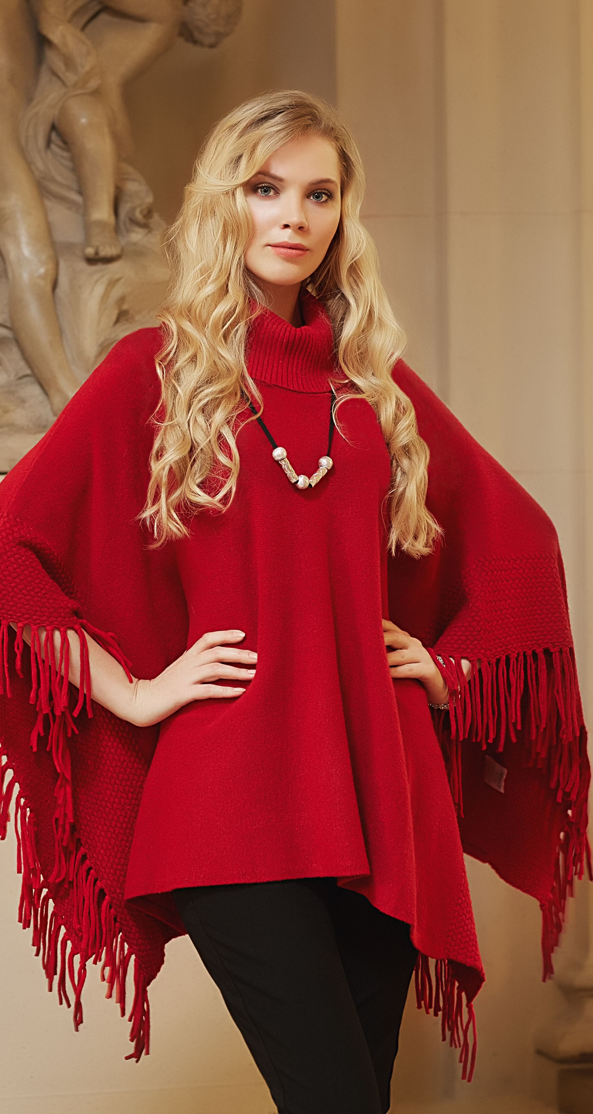 Passioni Poncho in Rot oder Schwarz mit Rollkragen und Fransen