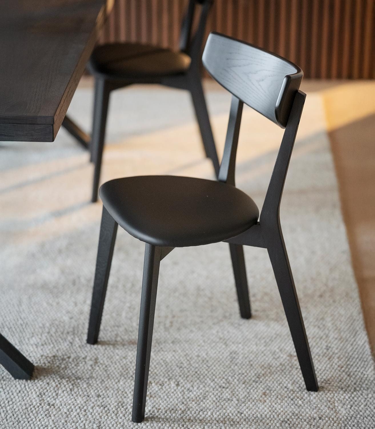 Polsterstuhl AMI, Schwarz, Eichenholz massiv gebeizt, Kunstleder, B 48 x H 80 x T 47 cm