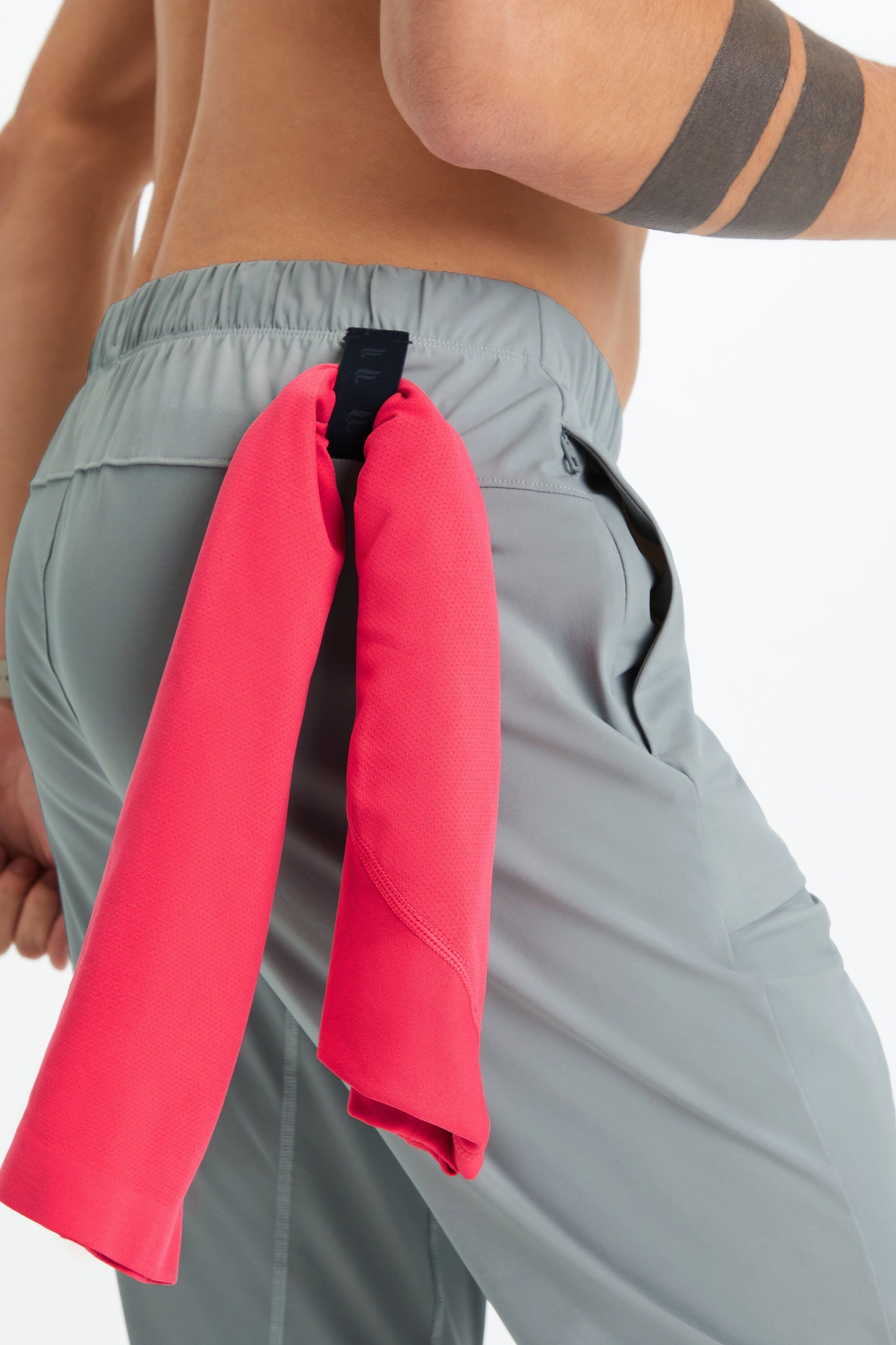 Fabletics Trainingshose The One Jogger (1-tlg) aus Performance-Stoff und mit Reißverschlusstaschen