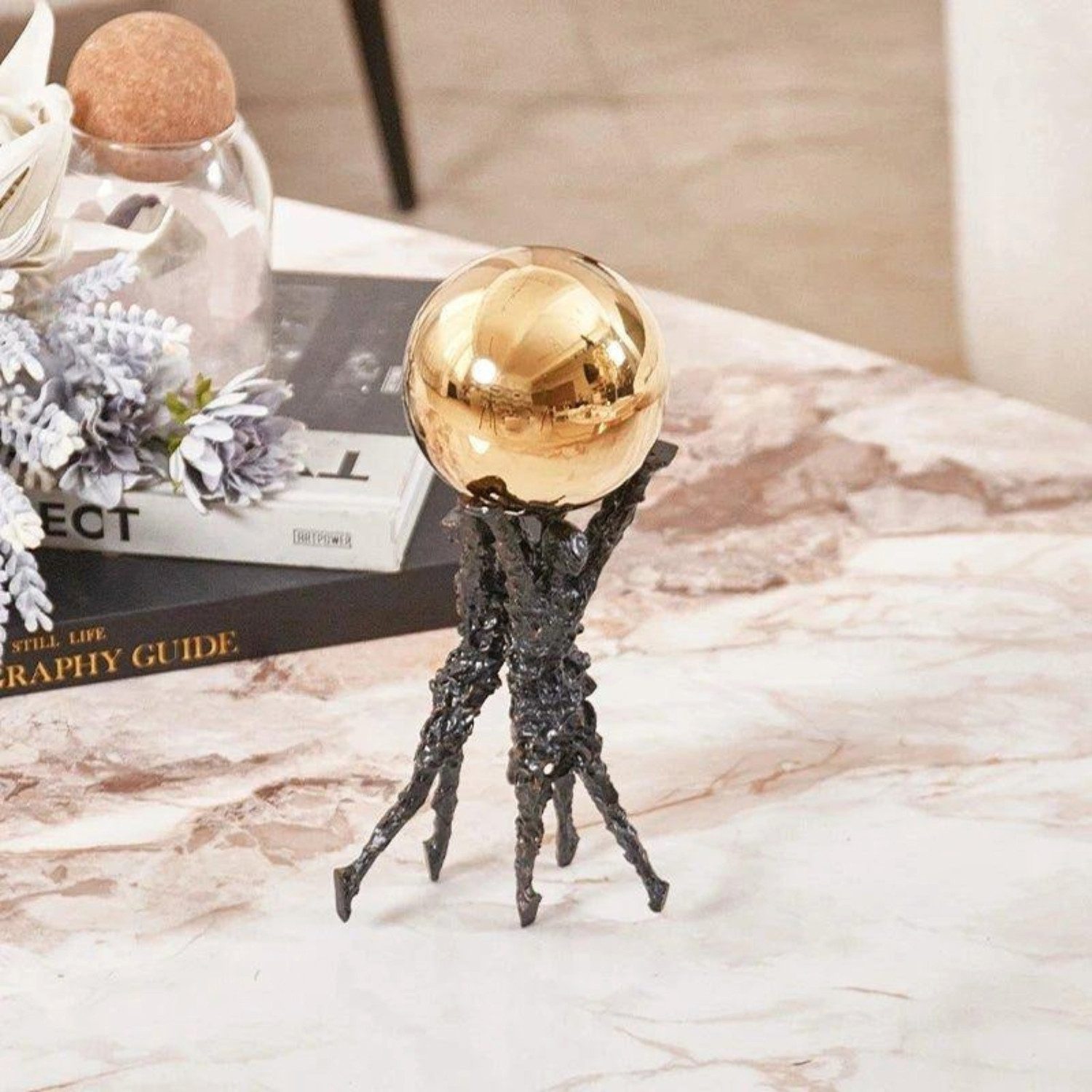 Quality Elegance Skulptur Luxuriöse Goldkugel Skulptur – Metall Tischdekoration