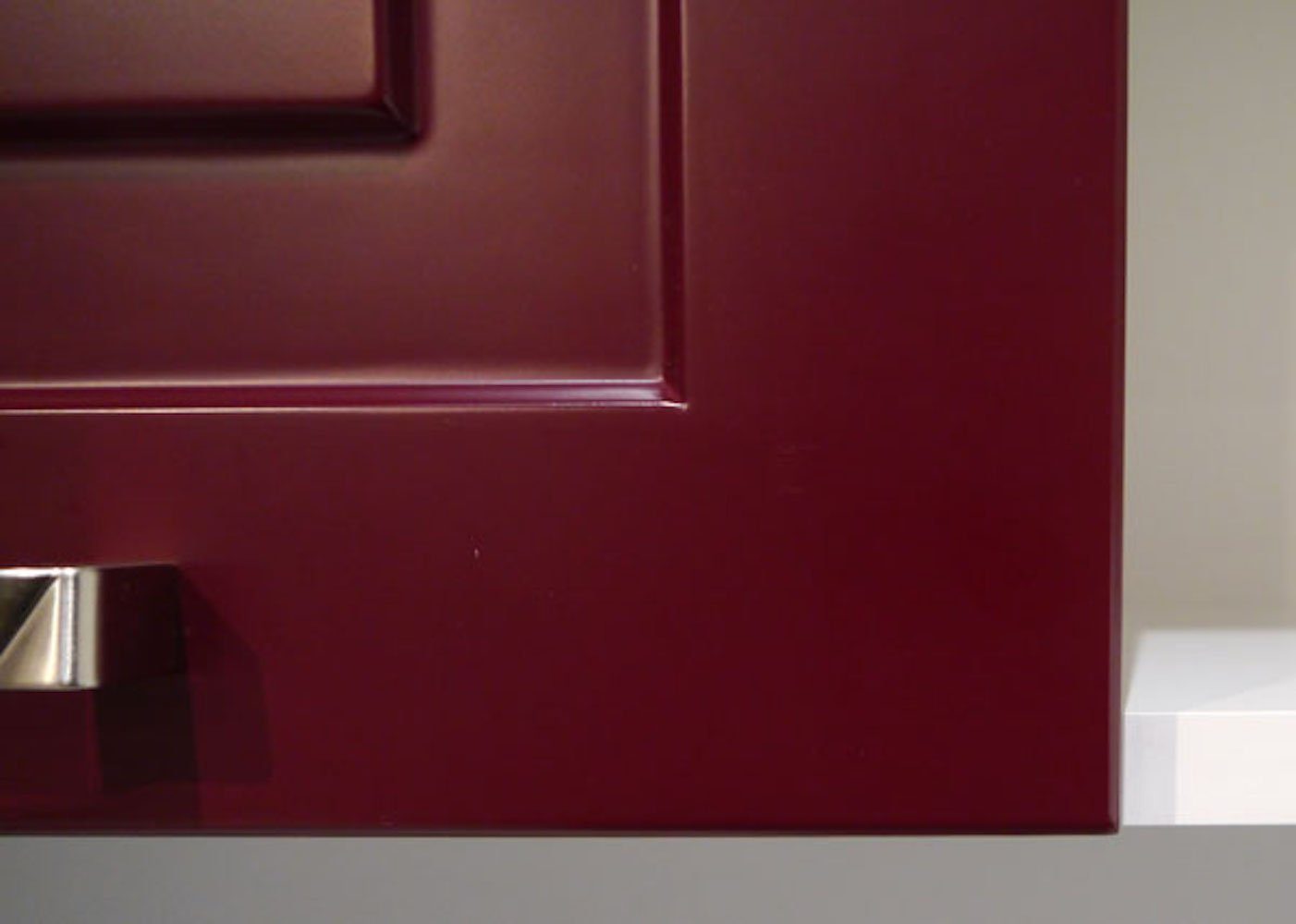 Feldmann-Wohnen Sockelblende Rimini, 45cm 3004 und teilintegriert Front- Sockelfarbe RAL wählbar purpurrot matt