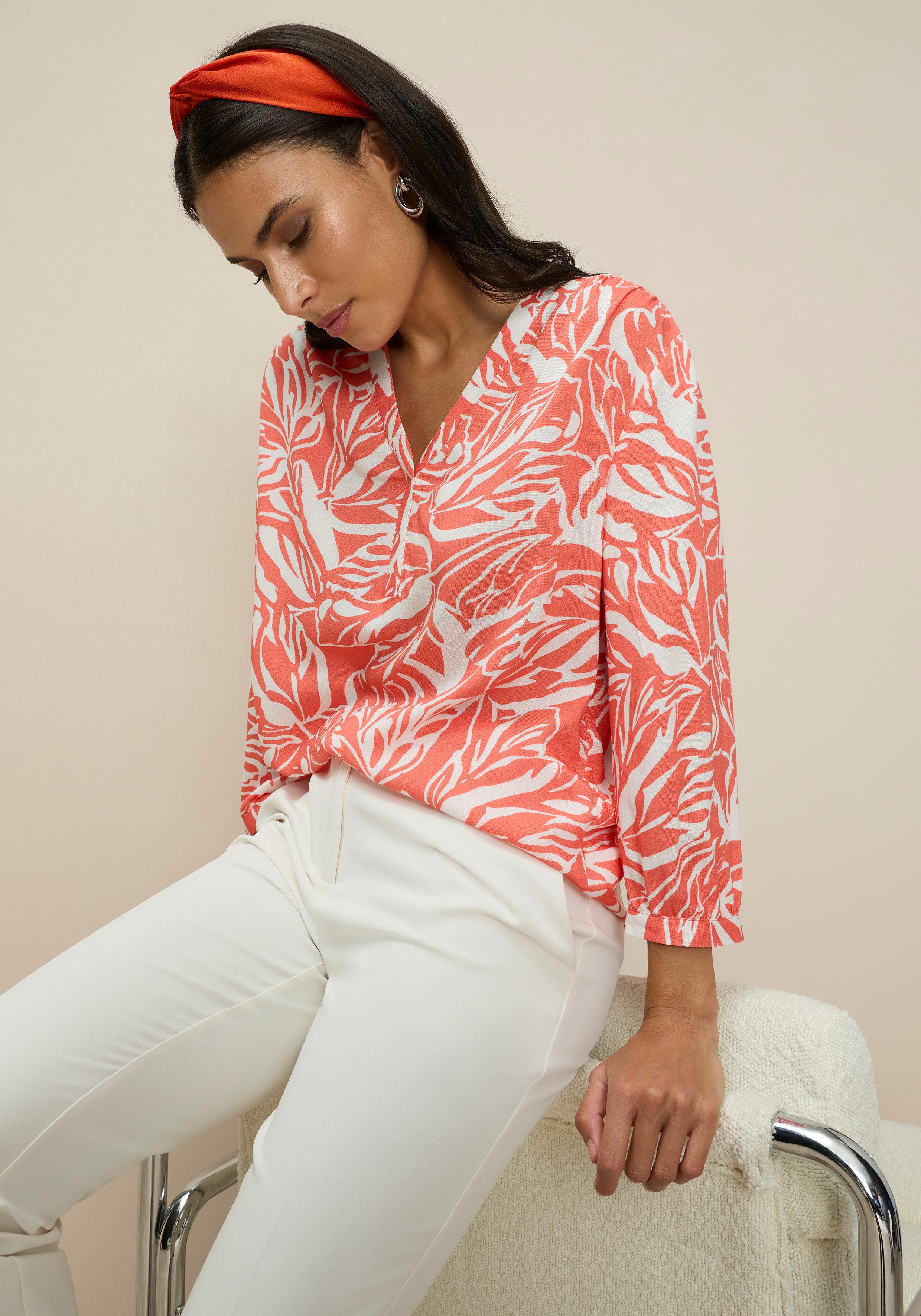 Tamaris Druckbluse mit 3/4 Ärmeln und femininen V-Ausschnitt