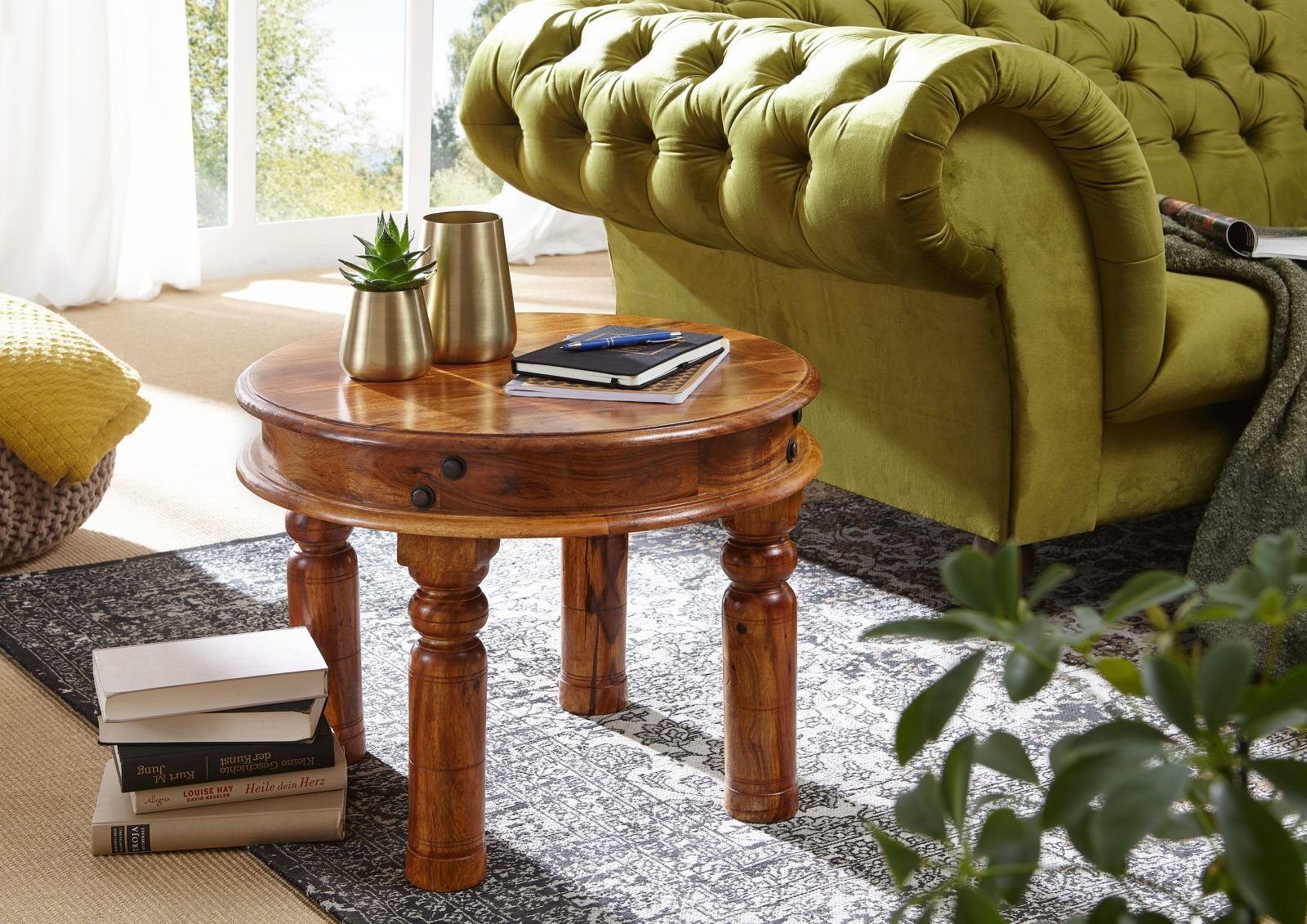 Massivmoebel24 Couchtisch OXFORD (Runder Couchtisch im Landhausstil mit Reliefarbeit im Holz, in braun lackiert 60x60x45 Akazie), hochwertiges Edelholz;authentische Holzadern;aufwendige Schnitzereien und Verzierungen;