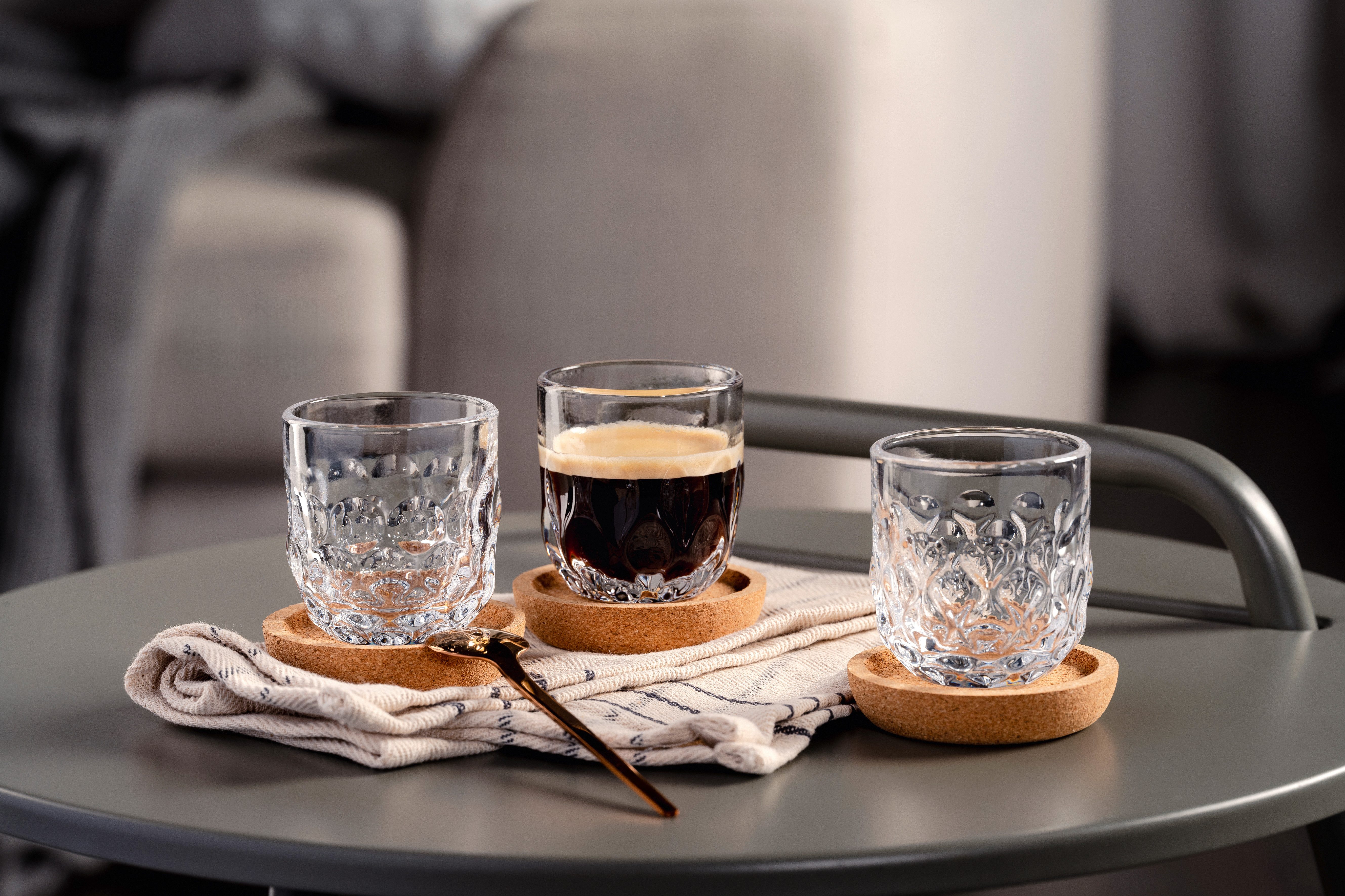 LEONARDO Gläser-Set Espresso-Set GOCCE, 90 ml, 6-teilig, 6-tlg., Glas, 3 Gläser mit unterschiedlichem Tropfenrelief, inkl. Kork-Untersetzer