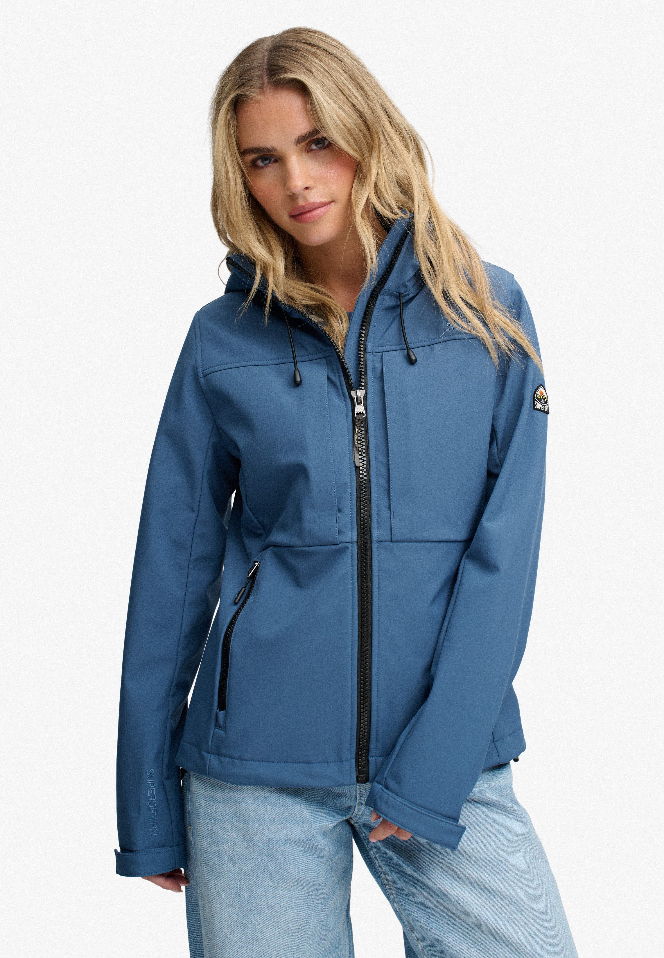 Superdry Outdoorjacke HOODED CLASSIC TREKKER JACKET mit Materialmix aus Polyester und Elasthan, Slim Fit