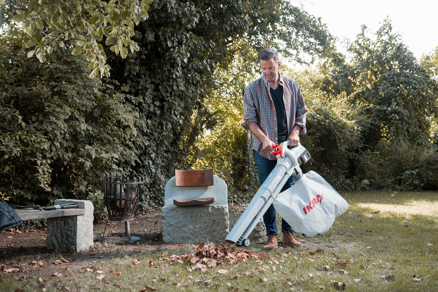 Ikra Akku-Laubsauger Ikra Akku-Laubsauger/-bläser ICBV 2/20 inkl. Akku, Mit Akku + Ladegerät