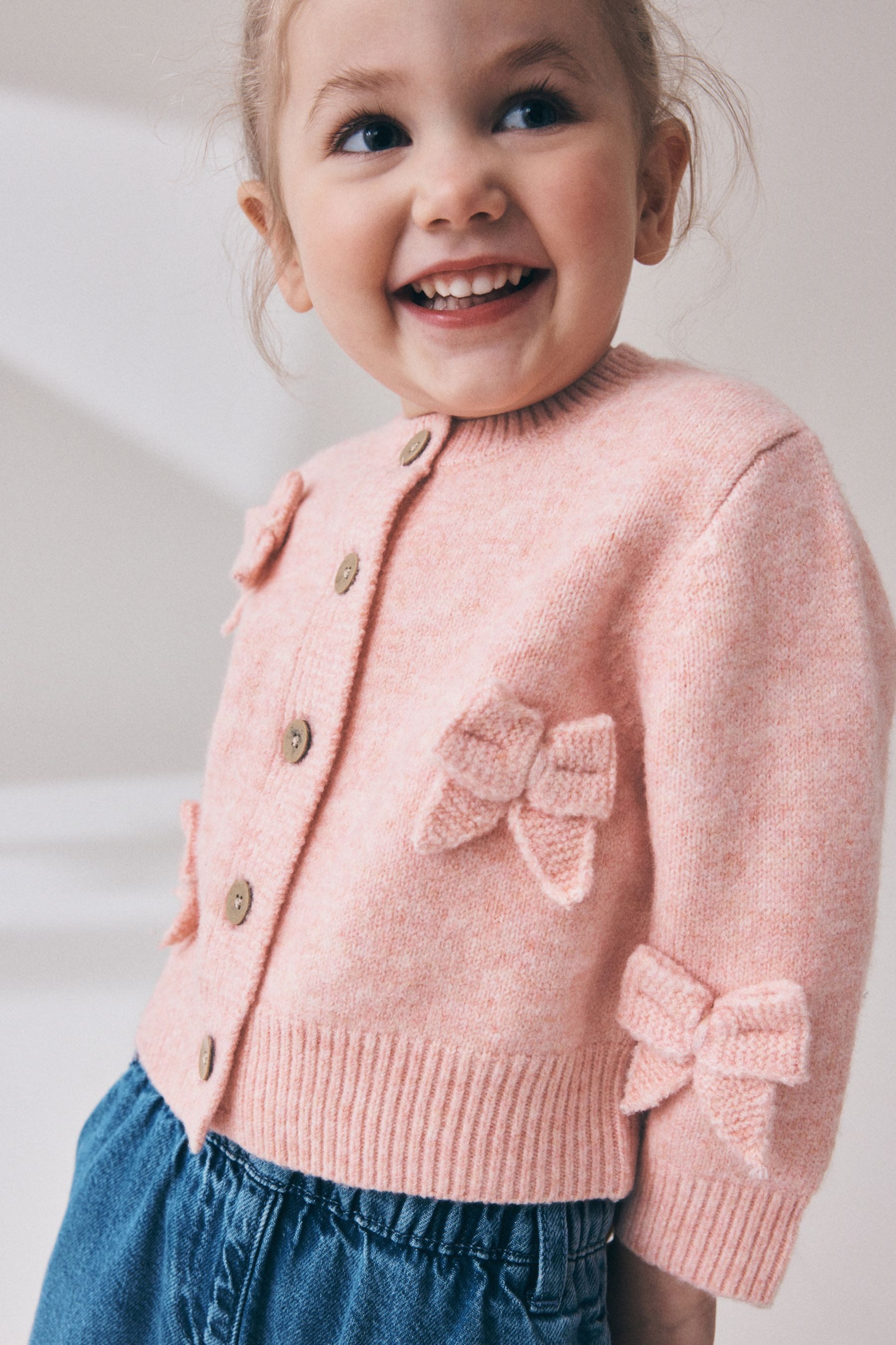 Next Strickjacke Bestickte Strickjacke mit Schleife (1-tlg)