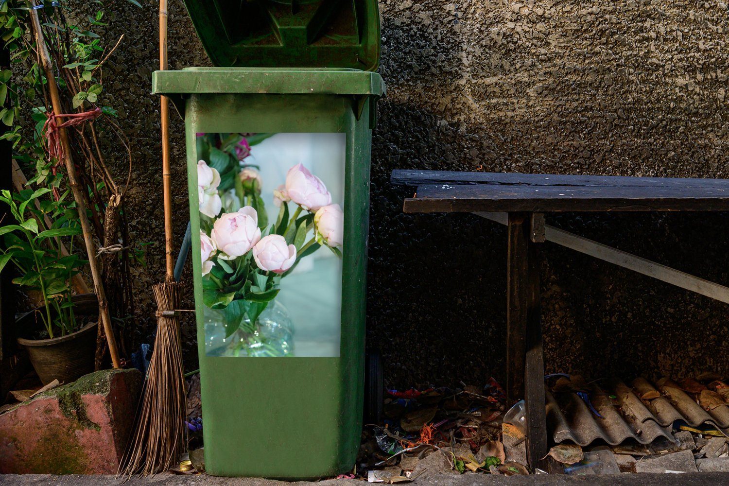 MuchoWow Wandsticker Knospen (1 Abfalbehälter Container, von St), einer Sticker, in Mülltonne, Vase Mülleimer-aufkleber, rosa Pfingstrosen