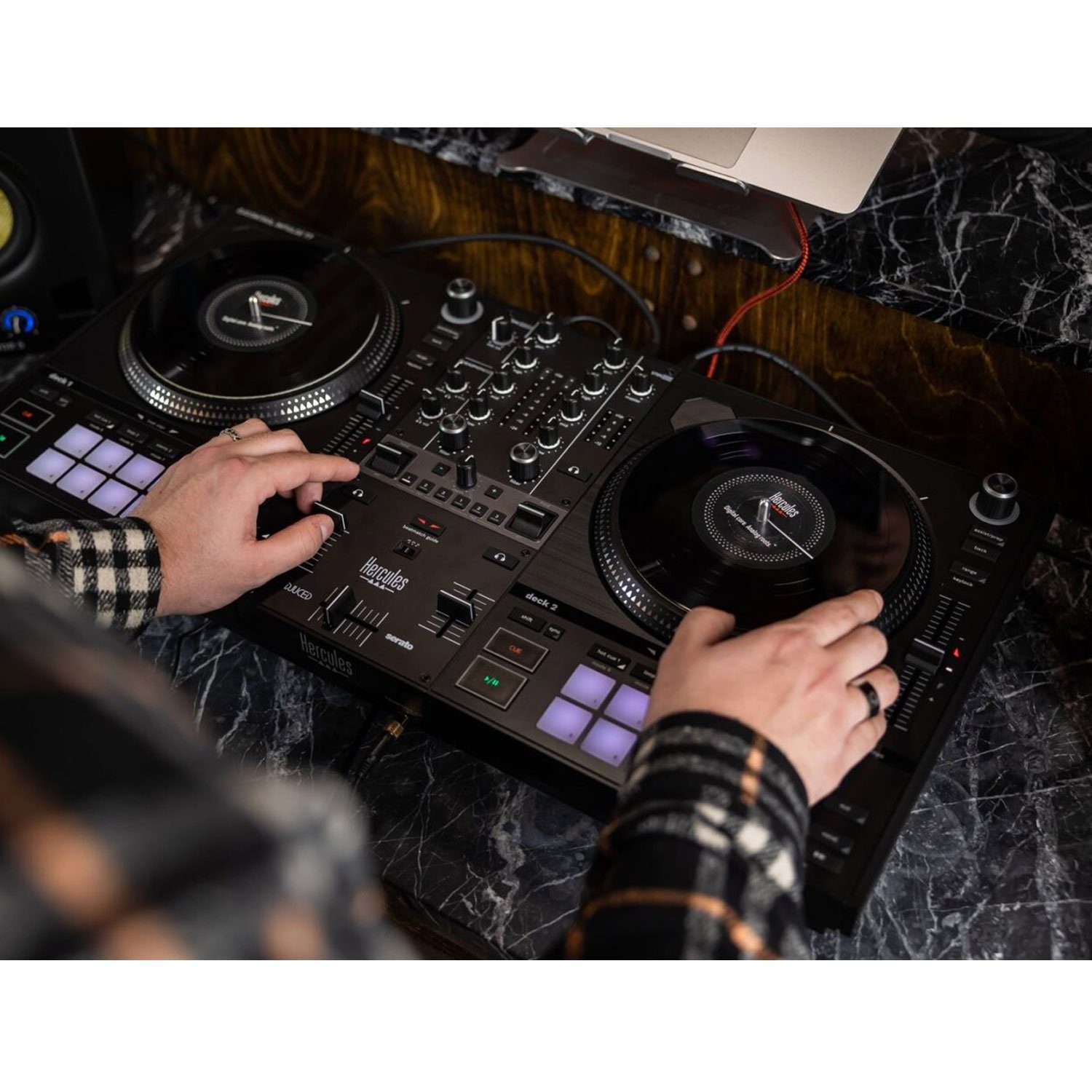 HERCULES DJ Controller Hercules DJ Control Inpulse T-7 mit Laptopständer BK, (Inkl DJ-Software), DJ-Controller mit authentischem Plattenspieler-Feeling