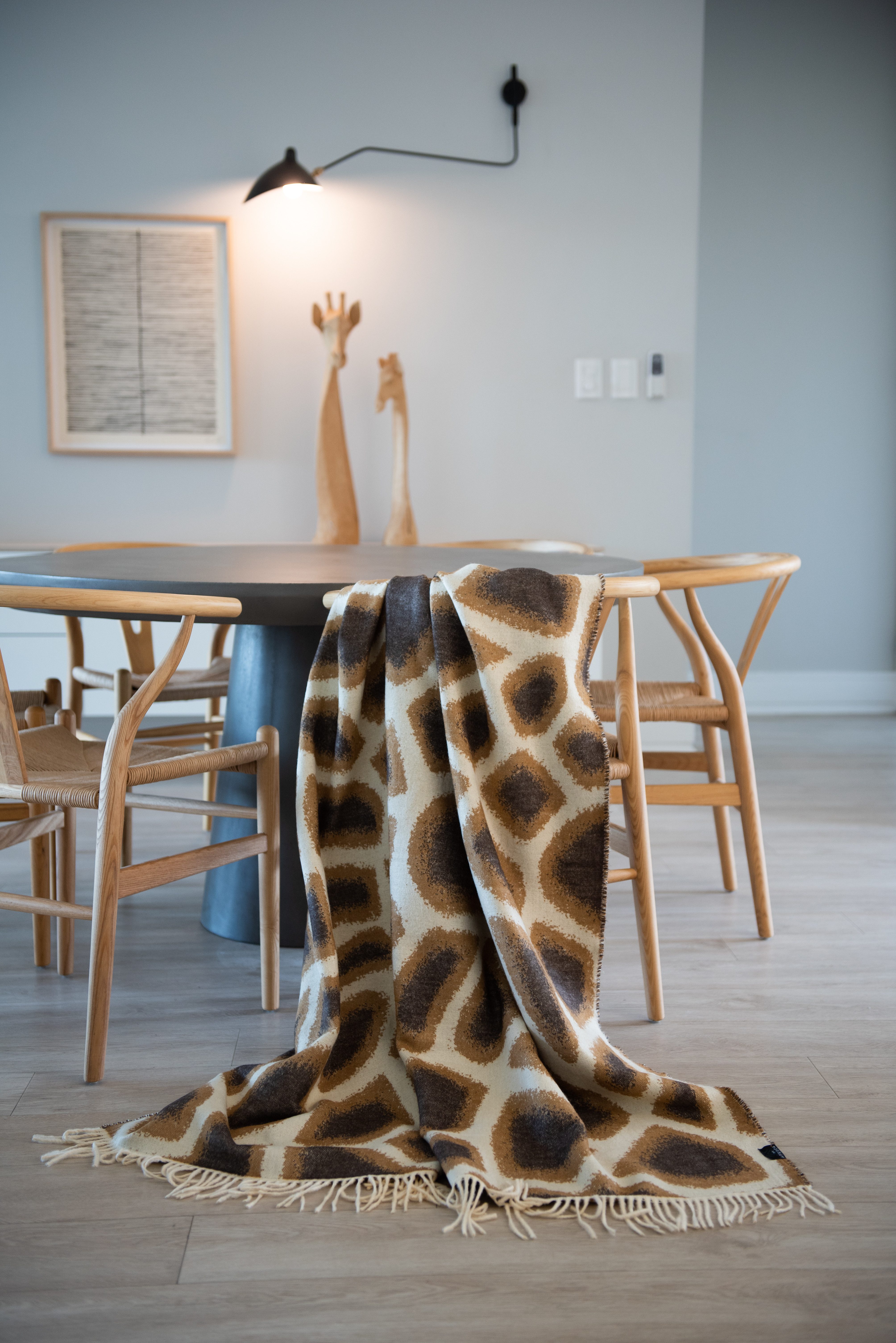 Plaid Decke aus 100 % superweiche, hypoallergene Mikrofaser, 180 × 140 cm, YAADU, Handgefertigt in Afrika aus traditioneller Webkunst